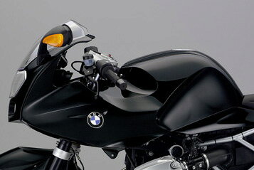 ■メーカー名：BAGSTER(バグスター) ■メーカー品番：1526U ■JAN：4547424791085 ・適応車両：R1200S 06-09 ヨーロッパのバイク文化が生んだタンクをカバーするための商品。幅広いカラーバリエーションで、愛車のイメージチェンジに最適です。タンクの保護はもちろん、専用タンクバッグのベースとしてもご使用いただけます。マグネット式の製品と違い、高速走行中にバッグが浮く心配はありません。色[カラー]：ブラック 材質[素材]：PVC(合皮) 加工[有/無]：無 内容量[数量]：タンクカバー本体 型番：1526 備考：※仕様変更によりバックルの色が写真と異なる場合がございます。仕様のご指定はお受けできかねますのでご了承ください。 特記事項：合皮製のため装着後、車体に馴染むまでしばらく時間がかかります。特に給油口付近、フチの部分など若干浮いた状態になる場合がございますが、仕様ですので製品に問題はありません。タンクバッグ装着時、バッグのサイズ・車種によっては乗車姿勢やハンドリングに支障が出たり、カウルへの干渉が発生する場合がございます。乗車前には必ず運転操作に問題が無いかご確認ください。 使用上の注意：【取付時】タンクに砂等の異物が入っている場合、擦れてタンクに細かな傷が発生する可能性があります。洗車後タンクが乾いた状態で取り付けを行ってください。【お手入れ】定期的に取り外し、タンクとタンクカバーのクリーニング、およびメンテナンスを行ってください。汚れが気になる場合は、マイクロファイバーでふき取るか、中性洗剤を使用し、ぬるま湯で洗い流してください。万が一雨などで濡れた場合には、陰干しをして、乾燥した上でご使用ください。 ※画像注意書き ： 画像1：このカラーリングに適合します 画像2：※2021年10月頃よりバックル部の色がシルバーへ仕様変更されております。 画像3：※2021年10月頃よりバックル部の色がシルバーへ仕様変更されております。 画像4：※2021年10月頃よりバックル部の色がシルバーへ仕様変更されております。 画像5：※2021年10月頃よりバックル部の色がシルバーへ仕様変更されております。 画像6： 画像7： 画像8： 画像9： 画像10： ■カテゴリ：車用品・バイク用品 ＞＞ バイク用品 ＞＞ アクセサリー ＞＞ バッグ・ケース ＞＞ その他 ■分類：バイク用品,バイクパーツ（オートバイ/二輪車/モーターサイクル） ■有名バイク：ネイキッド,アメリカン,モタード,デュアルパーパス,レーサーレプリカ・スーパースポーツ,ツアラー/クルーザー,ミニバイク,ビッグスクーター,スクーター(原付バイク),ビジネスバイク,オンロード,オフロード,電動 ■キーワード：ツーリング(ロングツーリング),通勤,通学,ソロ,街乗り