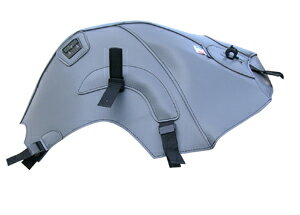 ■メーカー名：BAGSTER(バグスター) ■メーカー品番：1525F ■JAN：4547567319955 ・適応車両：F800S/ST 06-12 ヨーロッパのバイク文化が生んだタンクをカバーするための商品。幅広いカラーバリエーションで、愛車のイメージチェンジに最適です。タンクの保護はもちろん、専用タンクバッグのベースとしてもご使用いただけます。マグネット式の製品と違い、高速走行中にバッグが浮く心配はありません。色[カラー]：サンダーグレー 材質[素材]：PVC(合皮) 加工[有/無]：無 内容量[数量]：タンクカバー本体 型番：1525 備考：※仕様変更によりバックルの色が写真と異なる場合がございます。仕様のご指定はお受けできかねますのでご了承ください。 特記事項：合皮製のため装着後、車体に馴染むまでしばらく時間がかかります。特に給油口付近、フチの部分など若干浮いた状態になる場合がございますが、仕様ですので製品に問題はありません。タンクバッグ装着時、バッグのサイズ・車種によっては乗車姿勢やハンドリングに支障が出たり、カウルへの干渉が発生する場合がございます。乗車前には必ず運転操作に問題が無いかご確認ください。 使用上の注意：【取付時】タンクに砂等の異物が入っている場合、擦れてタンクに細かな傷が発生する可能性があります。洗車後タンクが乾いた状態で取り付けを行ってください。【お手入れ】定期的に取り外し、タンクとタンクカバーのクリーニング、およびメンテナンスを行ってください。汚れが気になる場合は、マイクロファイバーでふき取るか、中性洗剤を使用し、ぬるま湯で洗い流してください。万が一雨などで濡れた場合には、陰干しをして、乾燥した上でご使用ください。 ※画像注意書き ： 画像1： 画像2：※2021年10月頃よりバックル部の色がシルバーへ仕様変更されております。 画像3：※2021年10月頃よりバックル部の色がシルバーへ仕様変更されております。 画像4：※2021年10月頃よりバックル部の色がシルバーへ仕様変更されております。 画像5：※2021年10月頃よりバックル部の色がシルバーへ仕様変更されております。 画像6： 画像7： 画像8： 画像9： 画像10： ■カテゴリ：車用品・バイク用品 ＞＞ バイク用品 ＞＞ アクセサリー ＞＞ バッグ・ケース ＞＞ その他 ■分類：バイク用品,バイクパーツ（オートバイ/二輪車/モーターサイクル） ■有名バイク：ネイキッド,アメリカン,モタード,デュアルパーパス,レーサーレプリカ・スーパースポーツ,ツアラー/クルーザー,ミニバイク,ビッグスクーター,スクーター(原付バイク),ビジネスバイク,オンロード,オフロード,電動 ■キーワード：ツーリング(ロングツーリング),通勤,通学,ソロ,街乗り