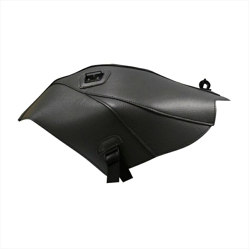 ■メーカー名：BAGSTER(バグスター) ■メーカー品番：1540E ■JAN：4548664818495 ・適応車両：1050 TIGER 07-12 ヨーロッパのバイク文化が生んだタンクをカバーするための商品。幅広いカラーバリエーションで、愛車のイメージチェンジに最適です。タンクの保護はもちろん、専用タンクバッグのベースとしてもご使用いただけます。マグネット式の製品と違い、高速走行中にバッグが浮く心配はありません。色[カラー]：サンダーグレー 材質[素材]：PVC(合皮) 加工[有/無]：無 内容量[数量]：タンクカバー本体 型番：1540 備考：※仕様変更によりバックルの色が写真と異なる場合がございます。仕様のご指定はお受けできかねますのでご了承ください。 特記事項：合皮製のため装着後、車体に馴染むまでしばらく時間がかかります。特に給油口付近、フチの部分など若干浮いた状態になる場合がございますが、仕様ですので製品に問題はありません。タンクバッグ装着時、バッグのサイズ・車種によっては乗車姿勢やハンドリングに支障が出たり、カウルへの干渉が発生する場合がございます。乗車前には必ず運転操作に問題が無いかご確認ください。 使用上の注意：【取付時】タンクに砂等の異物が入っている場合、擦れてタンクに細かな傷が発生する可能性があります。洗車後タンクが乾いた状態で取り付けを行ってください。【お手入れ】定期的に取り外し、タンクとタンクカバーのクリーニング、およびメンテナンスを行ってください。汚れが気になる場合は、マイクロファイバーでふき取るか、中性洗剤を使用し、ぬるま湯で洗い流してください。万が一雨などで濡れた場合には、陰干しをして、乾燥した上でご使用ください。 ※画像注意書き ： 画像1： 画像2：※2021年10月頃よりバックル部の色がシルバーへ仕様変更されております。 画像3：※2021年10月頃よりバックル部の色がシルバーへ仕様変更されております。 画像4：※2021年10月頃よりバックル部の色がシルバーへ仕様変更されております。 画像5：※2021年10月頃よりバックル部の色がシルバーへ仕様変更されております。 画像6： 画像7： 画像8： 画像9： 画像10： ■カテゴリ：車用品・バイク用品 ＞＞ バイク用品 ＞＞ アクセサリー ＞＞ バッグ・ケース ＞＞ その他 ■分類：バイク用品,バイクパーツ（オートバイ/二輪車/モーターサイクル） ■有名バイク：ネイキッド,アメリカン,モタード,デュアルパーパス,レーサーレプリカ・スーパースポーツ,ツアラー/クルーザー,ミニバイク,ビッグスクーター,スクーター(原付バイク),ビジネスバイク,オンロード,オフロード,電動 ■キーワード：ツーリング(ロングツーリング),通勤,通学,ソロ,街乗り