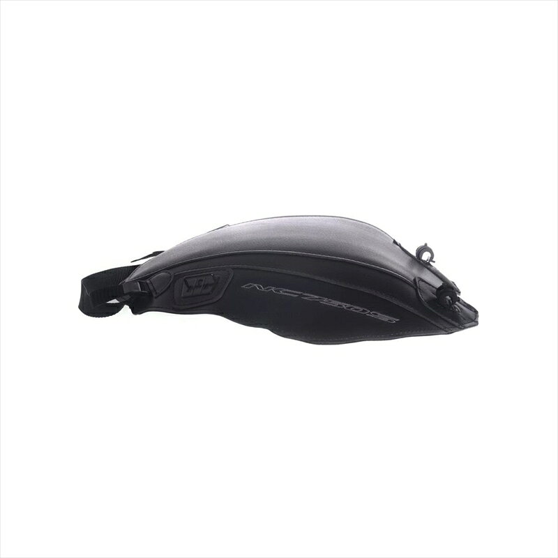 ■メーカー名：BAGSTER(バグスター) ■メーカー品番：1670U ■JAN：4548916209330 ・適応車両：NC750S 14-20 ヨーロッパのバイク文化が生んだタンクをカバーするための商品。幅広いカラーバリエーションで、愛車のイメージチェンジに最適です。タンクの保護はもちろん、専用タンクバッグのベースとしてもご使用いただけます。マグネット式の製品と違い、高速走行中にバッグが浮く心配はありません。色[カラー]：ブラック 材質[素材]：PVC(合皮) 加工[有/無]：無 内容量[数量]：タンクカバー本体 型番：1670 備考：※仕様変更によりバックルの色が写真と異なる場合がございます。仕様のご指定はお受けできかねますのでご了承ください。 特記事項：合皮製のため装着後、車体に馴染むまでしばらく時間がかかります。特に給油口付近、フチの部分など若干浮いた状態になる場合がございますが、仕様ですので製品に問題はありません。タンクバッグ装着時、バッグのサイズ・車種によっては乗車姿勢やハンドリングに支障が出たり、カウルへの干渉が発生する場合がございます。乗車前には必ず運転操作に問題が無いかご確認ください。 使用上の注意：【取付時】タンクに砂等の異物が入っている場合、擦れてタンクに細かな傷が発生する可能性があります。洗車後タンクが乾いた状態で取り付けを行ってください。【お手入れ】定期的に取り外し、タンクとタンクカバーのクリーニング、およびメンテナンスを行ってください。汚れが気になる場合は、マイクロファイバーでふき取るか、中性洗剤を使用し、ぬるま湯で洗い流してください。万が一雨などで濡れた場合には、陰干しをして、乾燥した上でご使用ください。 ※画像注意書き ： 画像1： 画像2：※2021年10月頃よりバックル部の色がシルバーへ仕様変更されております。 画像3：※2021年10月頃よりバックル部の色がシルバーへ仕様変更されております。 画像4：※2021年10月頃よりバックル部の色がシルバーへ仕様変更されております。 画像5：※2021年10月頃よりバックル部の色がシルバーへ仕様変更されております。 画像6： 画像7： 画像8： 画像9： 画像10： ■カテゴリ：車用品・バイク用品 ＞＞ バイク用品 ＞＞ アクセサリー ＞＞ バッグ・ケース ＞＞ その他 ■分類：バイク用品,バイクパーツ（オートバイ/二輪車/モーターサイクル） ■有名バイク：ネイキッド,アメリカン,モタード,デュアルパーパス,レーサーレプリカ・スーパースポーツ,ツアラー/クルーザー,ミニバイク,ビッグスクーター,スクーター(原付バイク),ビジネスバイク,オンロード,オフロード,電動 ■キーワード：ツーリング(ロングツーリング),通勤,通学,ソロ,街乗り