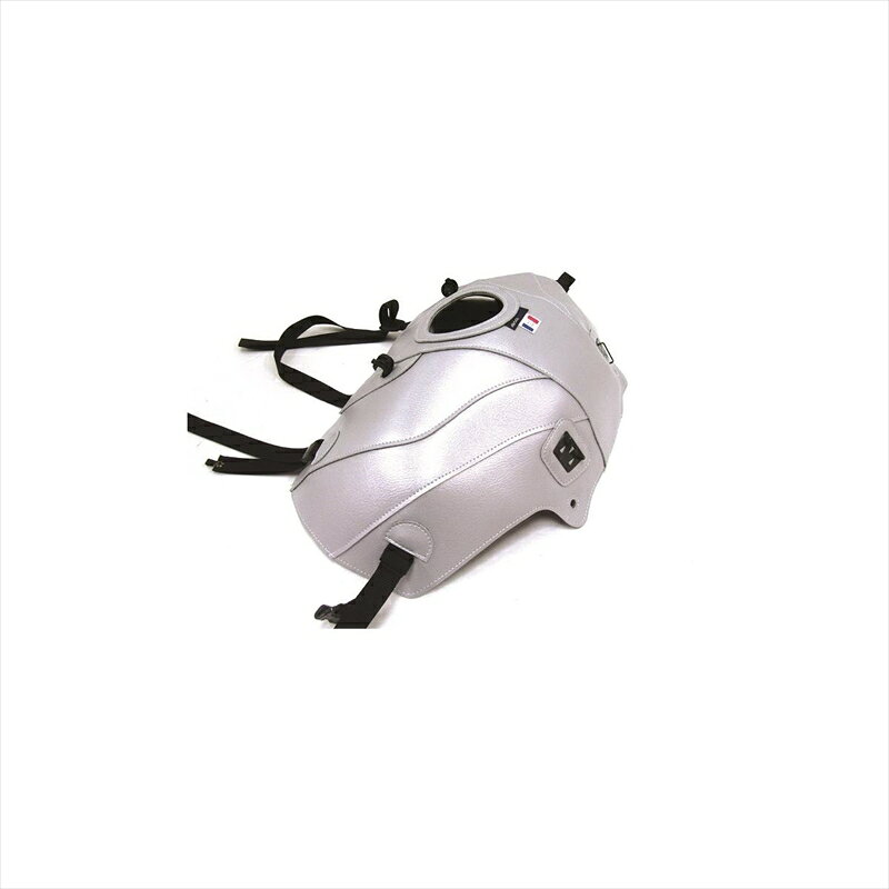 ■メーカー名：BAGSTER(バグスター) ■メーカー品番：1690D ■JAN：4549950195955 ・適応車両：TIGER1050 17-19 ヨーロッパのバイク文化が生んだタンクをカバーするための商品。幅広いカラーバリエーションで、愛車のイメージチェンジに最適です。タンクの保護はもちろん、専用タンクバッグのベースとしてもご使用いただけます。マグネット式の製品と違い、高速走行中にバッグが浮く心配はありません。色[カラー]：シルバー 材質[素材]：PVC(合皮) 加工[有/無]：無 内容量[数量]：タンクカバー本体 型番：1690 備考：※仕様変更によりバックルの色が写真と異なる場合がございます。仕様のご指定はお受けできかねますのでご了承ください。 特記事項：合皮製のため装着後、車体に馴染むまでしばらく時間がかかります。特に給油口付近、フチの部分など若干浮いた状態になる場合がございますが、仕様ですので製品に問題はありません。タンクバッグ装着時、バッグのサイズ・車種によっては乗車姿勢やハンドリングに支障が出たり、カウルへの干渉が発生する場合がございます。乗車前には必ず運転操作に問題が無いかご確認ください。 使用上の注意：【取付時】タンクに砂等の異物が入っている場合、擦れてタンクに細かな傷が発生する可能性があります。洗車後タンクが乾いた状態で取り付けを行ってください。【お手入れ】定期的に取り外し、タンクとタンクカバーのクリーニング、およびメンテナンスを行ってください。汚れが気になる場合は、マイクロファイバーでふき取るか、中性洗剤を使用し、ぬるま湯で洗い流してください。万が一雨などで濡れた場合には、陰干しをして、乾燥した上でご使用ください。 ※画像注意書き ： 画像1： 画像2：※2021年10月頃よりバックル部の色がシルバーへ仕様変更されております。 画像3：※2021年10月頃よりバックル部の色がシルバーへ仕様変更されております。 画像4：※2021年10月頃よりバックル部の色がシルバーへ仕様変更されております。 画像5：※2021年10月頃よりバックル部の色がシルバーへ仕様変更されております。 画像6： 画像7： 画像8： 画像9： 画像10： ■カテゴリ：車用品・バイク用品 ＞＞ バイク用品 ＞＞ アクセサリー ＞＞ バッグ・ケース ＞＞ その他 ■分類：バイク用品,バイクパーツ（オートバイ/二輪車/モーターサイクル） ■有名バイク：ネイキッド,アメリカン,モタード,デュアルパーパス,レーサーレプリカ・スーパースポーツ,ツアラー/クルーザー,ミニバイク,ビッグスクーター,スクーター(原付バイク),ビジネスバイク,オンロード,オフロード,電動 ■キーワード：ツーリング(ロングツーリング),通勤,通学,ソロ,街乗り