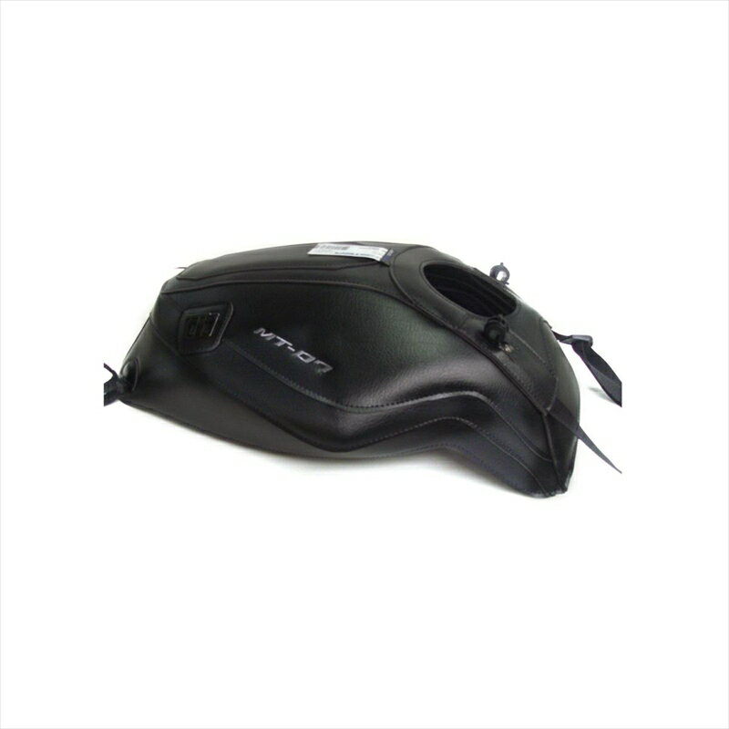 ■メーカー名：BAGSTER(バグスター) ■メーカー品番：1681U ■JAN：4549950461364 ・適応車両：MT-07 14-17 ヨーロッパのバイク文化が生んだタンクをカバーするための商品。幅広いカラーバリエーションで、愛車のイメージチェンジに最適です。タンクの保護はもちろん、専用タンクバッグのベースとしてもご使用いただけます。マグネット式の製品と違い、高速走行中にバッグが浮く心配はありません。色[カラー]：ブラック 材質[素材]：PVC(合皮) 加工[有/無]：無 内容量[数量]：タンクカバー本体 型番：1681 備考：※仕様変更によりバックルの色が写真と異なる場合がございます。仕様のご指定はお受けできかねますのでご了承ください。 特記事項：合皮製のため装着後、車体に馴染むまでしばらく時間がかかります。特に給油口付近、フチの部分など若干浮いた状態になる場合がございますが、仕様ですので製品に問題はありません。タンクバッグ装着時、バッグのサイズ・車種によっては乗車姿勢やハンドリングに支障が出たり、カウルへの干渉が発生する場合がございます。乗車前には必ず運転操作に問題が無いかご確認ください。 使用上の注意：【取付時】タンクに砂等の異物が入っている場合、擦れてタンクに細かな傷が発生する可能性があります。洗車後タンクが乾いた状態で取り付けを行ってください。【お手入れ】定期的に取り外し、タンクとタンクカバーのクリーニング、およびメンテナンスを行ってください。汚れが気になる場合は、マイクロファイバーでふき取るか、中性洗剤を使用し、ぬるま湯で洗い流してください。万が一雨などで濡れた場合には、陰干しをして、乾燥した上でご使用ください。 ※画像注意書き ： 画像1： 画像2：※2021年10月頃よりバックル部の色がシルバーへ仕様変更されております。 画像3：※2021年10月頃よりバックル部の色がシルバーへ仕様変更されております。 画像4：※2021年10月頃よりバックル部の色がシルバーへ仕様変更されております。 画像5：※2021年10月頃よりバックル部の色がシルバーへ仕様変更されております。 画像6： 画像7： 画像8： 画像9： 画像10： ■カテゴリ：車用品・バイク用品 ＞＞ バイク用品 ＞＞ アクセサリー ＞＞ バッグ・ケース ＞＞ その他 ■分類：バイク用品,バイクパーツ（オートバイ/二輪車/モーターサイクル） ■有名バイク：ネイキッド,アメリカン,モタード,デュアルパーパス,レーサーレプリカ・スーパースポーツ,ツアラー/クルーザー,ミニバイク,ビッグスクーター,スクーター(原付バイク),ビジネスバイク,オンロード,オフロード,電動 ■キーワード：ツーリング(ロングツーリング),通勤,通学,ソロ,街乗り