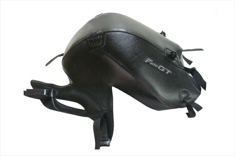 ■メーカー名：BAGSTER(バグスター) ■メーカー品番：1641U ■JAN：4549950569367 ・適応車両：F800GT 13-19 ヨーロッパのバイク文化が生んだタンクをカバーするための商品。幅広いカラーバリエーションで、愛車のイメージチェンジに最適です。タンクの保護はもちろん、専用タンクバッグのベースとしてもご使用いただけます。マグネット式の製品と違い、高速走行中にバッグが浮く心配はありません。色[カラー]：ブラック 材質[素材]：PVC(合皮) 加工[有/無]：無 内容量[数量]：タンクカバー本体 型番：1641 備考：※仕様変更によりバックルの色が写真と異なる場合がございます。仕様のご指定はお受けできかねますのでご了承ください。 特記事項：合皮製のため装着後、車体に馴染むまでしばらく時間がかかります。特に給油口付近、フチの部分など若干浮いた状態になる場合がございますが、仕様ですので製品に問題はありません。タンクバッグ装着時、バッグのサイズ・車種によっては乗車姿勢やハンドリングに支障が出たり、カウルへの干渉が発生する場合がございます。乗車前には必ず運転操作に問題が無いかご確認ください。 使用上の注意：【取付時】タンクに砂等の異物が入っている場合、擦れてタンクに細かな傷が発生する可能性があります。洗車後タンクが乾いた状態で取り付けを行ってください。【お手入れ】定期的に取り外し、タンクとタンクカバーのクリーニング、およびメンテナンスを行ってください。汚れが気になる場合は、マイクロファイバーでふき取るか、中性洗剤を使用し、ぬるま湯で洗い流してください。万が一雨などで濡れた場合には、陰干しをして、乾燥した上でご使用ください。 ※画像注意書き ： 画像1： 画像2：※2021年10月頃よりバックル部の色がシルバーへ仕様変更されております。 画像3：※2021年10月頃よりバックル部の色がシルバーへ仕様変更されております。 画像4：※2021年10月頃よりバックル部の色がシルバーへ仕様変更されております。 画像5：※2021年10月頃よりバックル部の色がシルバーへ仕様変更されております。 画像6： 画像7： 画像8： 画像9： 画像10： ■カテゴリ：車用品・バイク用品 ＞＞ バイク用品 ＞＞ アクセサリー ＞＞ バッグ・ケース ＞＞ その他 ■分類：バイク用品,バイクパーツ（オートバイ/二輪車/モーターサイクル） ■有名バイク：ネイキッド,アメリカン,モタード,デュアルパーパス,レーサーレプリカ・スーパースポーツ,ツアラー/クルーザー,ミニバイク,ビッグスクーター,スクーター(原付バイク),ビジネスバイク,オンロード,オフロード,電動 ■キーワード：ツーリング(ロングツーリング),通勤,通学,ソロ,街乗り