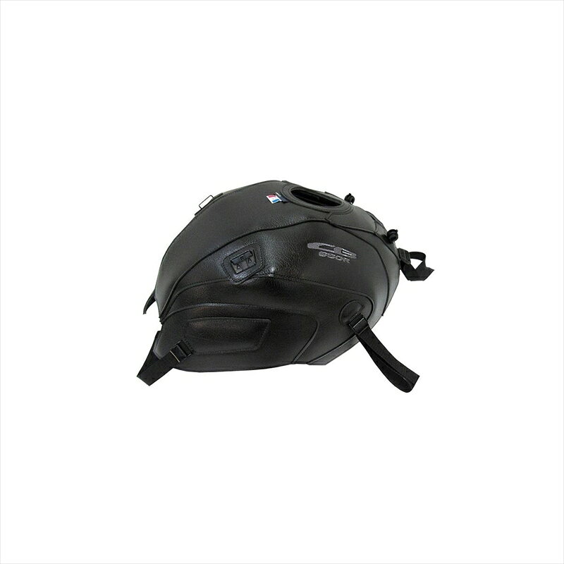 ■メーカー名：BAGSTER(バグスター) ■メーカー品番：1767U ■JAN：4549950966975 ・適合車種：CB650R 19-24 ヨーロッパのバイク文化が生んだタンクをカバーするための商品。 幅広いカラーバリエーションで、愛車のイメージチェンジに最適です。 タンクの保護はもちろん、専用タンクバッグのベースとしてもご使用いただけます。 マグネット式の製品と違い、高速走行中にバッグが浮く心配はありません。 カラー：ブラック 材質[素材]：PVC(合皮) 加工[有/無]：無 内容量[数量]：タンクカバー本体 型番：1767 備考：※仕様変更によりバックルの色が写真と異なる場合がございます。仕様のご指定はお受けできかねますのでご了承ください。 特記事項：合皮製のため装着後、車体に馴染むまでしばらく時間がかかります。特に給油口付近、フチの部分など若干浮いた状態になる場合がございますが、仕様ですので製品に問題はありません。タンクバッグ装着時、バッグのサイズ・車種によっては乗車姿勢やハンドリングに支障が出たり、カウルへの干渉が発生する場合がございます。乗車前には必ず運転操作に問題が無いかご確認ください。 使用上の注意：【取付時】タンクに砂等の異物が入っている場合、擦れてタンクに細かな傷が発生する可能性があります。洗車後タンクが乾いた状態で取り付けを行ってください。【お手入れ】定期的に取り外し、タンクとタンクカバーのクリーニング、およびメンテナンスを行ってください。汚れが気になる場合は、マイクロファイバーでふき取るか、中性洗剤を使用し、ぬるま湯で洗い流してください。万が一雨などで濡れた場合には、陰干しをして、乾燥した上でご使用ください。 ※画像注意書き：型番をご確認の上、メーカーHPやカタログ等内容を必ずご確認下さい。 ■カテゴリ：車用品・バイク用品 ＞＞ 車用品 ＞＞ パーツ ＞＞ ケース（バッグ）＆キャリア ＞＞ 車両用ソフトバッグ ■分類：バイク用品,バイクパーツ（オートバイ/二輪車/モーターサイクル） ■有名バイク：ネイキッド,アメリカン,モタード,デュアルパーパス,レーサーレプリカ・スーパースポーツ,ツアラー/クルーザー,ミニバイク,ビッグスクーター,スクーター(原付バイク),ビジネスバイク,オンロード,オフロード,電動 ■キーワード：ツーリング(ロングツーリング),通勤,通学,ソロ,街乗り