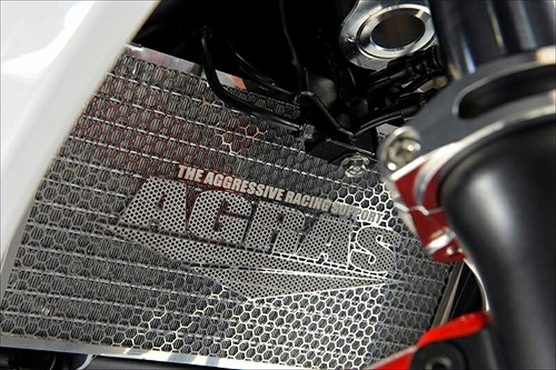 ■メーカー名：アグラス■メーカー品番：309-302-B00商品説明ステンレス製エッチング仕上げ飛び石等からラジエターのコアを守りますまた、ラジエター部分のドレスアップにも貢献します備考※品番補足309-302-A00 Aタイプ：AGRASロゴ有り309-302-B00 Bタイプ：AGRASロゴ無し■適合情報：スズキ[SUZUKI] GSX-S1000 16-21スズキ[SUZUKI] GSX-S1000F 16-21スズキ[SUZUKI] KATANA [カタナ 2BL-GT79B] 16-21タイプ：Bタイプ(ロゴ無し)材質[素材]：ステンレス製備考：＊エッチング仕上げ ※型番をご確認の上、メーカーHPやカタログ等内容を必ずご確認下さい。 ■カテゴリ：車用品・バイク用品 ＞＞ 車用品 ＞＞ パーツ ＞＞ 冷却系 ＞＞ ラジエター ■分類：バイク用品,バイクパーツ（オートバイ/二輪車/モーターサイクル） ■有名バイク：ネイキッド,アメリカン,モタード,デュアルパーパス,レーサーレプリカ・スーパースポーツ,ツアラー/クルーザー,ミニバイク,ビッグスクーター,スクーター(原付バイク),ビジネスバイク,オンロード,オフロード,電動 ■キーワード：ツーリング(ロングツーリング),通勤,通学,ソロ,街乗り