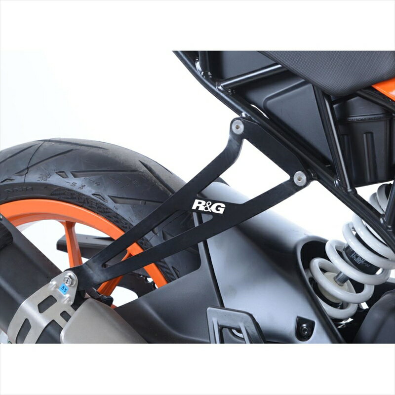 【R&G(アールアンドジー)】R＆G エキゾーストハンガー ブラック KTM RC125 390 17-■カタログ品番：P079-6255■メーカー品番：RG-EH0080BK■JAN：4573382081012適応車両：KTM RC125／390 17- 色 ： ブラック RC125/390 (17-) ブラック タンデムステップを共用している純正エキゾーストハンガーのタンデムステップを取り外し、R&Gエキゾーストハンガーに取り替えるだけで、軽量化とシート周りのスリム化に役立ちます。 サーキット走行される方にぜひお勧めです。 画像注意書き ： ■商品分類：バイクパーツ、オートバイパーツ（モーターサイクル） ■カテゴリ：車、バイク、自転車 ＞ バイク ＞ マフラー ＞ その他ステー、バンド、スプリング ■対象：男性(メンズ)、女性(レディース) ■キーワード：ツーリング(ロングツーリング)、通勤、通学 ※号機番号と適応車種を必ずご確認のうえ、ご注文くださいますようお願い致します。ご不明点等は、ご注文前にお問合せください。 ※掲載商品と実際の商品との色合いが異なる場合がございます。ご了承の程、宜しくお願い致します。 ※商品は予告なく仕様の変更や販売を終了している場合がございますので予めご了承下さい。 ※画像は装着画像や塗装済みのイメージ画像の場合がございます。 ※画像に含まれる、小道具等は商品には含まれておりません。 ※画像は装着イメージです。車両本体は商品に含まれておりません。