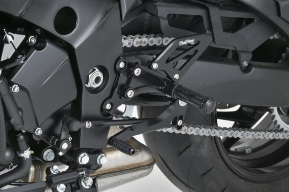 【WESTPOWER(ウエストパワー)】ウエストパワー ライディングステップ ブラック KATANA 19-21・GSX-S1000 F 15-21■カタログ品番：P104-2073■メーカー品番：40-000003■JAN：4550255505905適応車両：KATANA 19-21・GSX-S1000／F 15-21 キャッチフレーズ ： ライダーがコントロールしやすい位置を5ポジションから設定可能。ポジション:5P 10mmBack／20mmUp 10mmBack／35mmUp 17.5mmBack／27.5mmUp 25mmBack／20mmUp 25mmBack／35mmUp 適合 ： スズキ[SUZUKI]…GSX-S1000 15-21 スズキ[SUZUKI]…GSX-S1000F 15-21 スズキ[SUZUKI]…KATANA [カタナ 2BL-GT79B] 19-21 画像注意書き ： ■商品分類：バイクパーツ、オートバイパーツ（モーターサイクル） ■カテゴリ：車、バイク、自転車 ＞ バイク ＞ ステップ、ペダル ＞ ステップ ■対象：男性(メンズ)、女性(レディース) ■キーワード：ツーリング(ロングツーリング)、通勤、通学 ※号機番号と適応車種を必ずご確認のうえ、ご注文くださいますようお願い致します。ご不明点等は、ご注文前にお問合せください。 ※掲載商品と実際の商品との色合いが異なる場合がございます。ご了承の程、宜しくお願い致します。 ※商品は予告なく仕様の変更や販売を終了している場合がございますので予めご了承下さい。 ※画像は装着画像や塗装済みのイメージ画像の場合がございます。 ※画像に含まれる、小道具等は商品には含まれておりません。 ※画像は装着イメージです。車両本体は商品に含まれておりません。