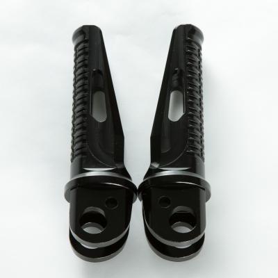 【DURA-BOLT(デュラボルト)】DURA-BOLT NEW SPペグ ALLBLK SUZUKI ライダー■カタログ品番：P057-9415■メーカー品番：NSP130ALBK■JAN：4542880048124適応車両：SUZUKI ライダー 素材 ： ジュラルミン（アルマイト加工） 色 ： オールブラック サイズ ： ピン径φ8mm ホルダー幅22.5mm 航空機にも採用されている素材「ジュラルミン」をマシンニングで高精度加工した後、傷や腐食を防ぐアルマイト加工を施した SUZUKI車用 SPフロントステップペグです。 色：オールブラック ご使用にあたって： スペーサーでピン径8mmにしています。ノーマルスペーサーを移植してください。 ピン、リターンスプリングは純正を流用してお使いください。 ノーマルペグ互換として作成しておりますのでノーマルと形状が全く同じではありません。 SUZUKI車では、フロントとタンデムで同じステップを使用している車種があります。 ※年式によりフットペグのピン径及び形状が変わる場合があります。お買い求めになる前に現物と照らし合わせ、形状とピン径、ホルダー幅をご確認ください。 ※商品毎の色目（濃度/彩度）が微妙に違いますが不良ではありません。 ※長期に渡って使用された場合紫外線による色褪せが発生しますが、機能に影響はありません。 画像注意書き ： ■商品分類：バイクパーツ、オートバイパーツ（モーターサイクル） ■カテゴリ：車、バイク、自転車 ＞ バイク ＞ ステップ、ペダル ＞ ステップ ■対象：男性(メンズ)、女性(レディース) ■キーワード：ツーリング(ロングツーリング)、通勤、通学 ※号機番号と適応車種を必ずご確認のうえ、ご注文くださいますようお願い致します。ご不明点等は、ご注文前にお問合せください。 ※掲載商品と実際の商品との色合いが異なる場合がございます。ご了承の程、宜しくお願い致します。 ※商品は予告なく仕様の変更や販売を終了している場合がございますので予めご了承下さい。 ※画像は装着画像や塗装済みのイメージ画像の場合がございます。 ※画像に含まれる、小道具等は商品には含まれておりません。 ※画像は装着イメージです。車両本体は商品に含まれておりません。