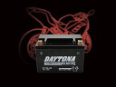 【DAYTONA】デイトナ ハイパフォーマンスバッテリー DYTX9-BS■カタログ品番：P064-2760■メーカー品番：92882■JAN：4909449467657適応車両：DYTX9-BS タイプ 　MFタイプ 説明 ■メンテナンスフリー（MF）バッテリー 瞬間放電能力も高く、充電時間も短くなった、高性能バッテリー。 電解液が注入済みのため、開封後すぐに使用できます。 ※ 3ヶ月以上未使用で保管している場合や、端子電圧が12.4V未満の場合は、バッテリー本体に記載されている充電方法 備考 注意事項 バッテリーの寿命について ●バッテリーの寿命を短縮する要因としては以下のものが考えられます。 ・エンジンからの熱影響による放電 ・使用頻度（使用が多すぎても少なすぎても影響します） ・発電機の故障などによる充電不足 ・寒冷地での多用、充電不足での使用などの過酷な使用状況 ・端子部分の緩みによる接触不良、灯火類の消し忘れによるバッテリーあがり ・過剰な充電 ●寿命末期には次のような症状が現れます。 ・スターターモータの回転音が低くて弱い ・方向指示器の動作が遅い、暗い これらの症状が現れた時はバッテリーを補充電してください。バッテリーは使用中に容 量が徐々に低下し、寿命となります。補充電を行なっても性能が回復しない場合は寿命 であると判断されます。バッテリーの交換をおすすめします。 画像注意書き ： ■商品分類：バイク用品、オートバイ（モーターサイクル）パーツ ■カテゴリ：車、バイク、自転車 ＞ バイク ＞ バッテリー ■対象：男性(メンズ)、女性(レディース) ■用途：ツーリング(ロングツーリング)、通勤、通学 ※号機番号と適応車種を必ずご確認のうえ、ご注文くださいますようお願い致します。ご不明点等は、ご注文前にお問合せください。 ※掲載商品と実際の商品との色合いが異なる場合がございます。ご了承の程、宜しくお願い致します。 ※商品は予告なく仕様の変更や販売を終了している場合がございますので予めご了承下さい。 ※画像は装着画像や塗装済みのイメージ画像の場合がございます。 ※画像に含まれる、小道具等は商品には含まれておりません。 ※画像は装着イメージです。車両本体は商品に含まれておりません。