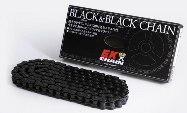 【EKチェーン】江沼 エヌマ チェーン チェーン 520SRX2 BLK＆BLK 104L MLJ■カタログ品番：520SRX2-BK/BK-104■メーカー品番：520SR-X2(BK/BK)■JAN：4571291807150適応車両：104L MLJ タイプ ： 対応排気量～650ccまで キャッチフレーズ ： SRXシリーズは、街乗りからロングツーリング等、幅広いシーンに使える卓越したバランス性能をもつ「ストリート用 シールチェーン」です。低フリクションで長寿命の「QXリング」を採用。チェーン内プレートには、EK独自の「穴あきプレート」技術を採用し軽量化されています。 EK独自のQXリングは、Oリングチェーンに比べ50％フリクションを減らし、しかも50％耐久性を増しています。 特長 ・長寿命を保証するソリッドブシュ ・高耐久ソリッドローラ ・四方かしめピン ・特殊合金プレート ・軽量化のための内プレート穴採用 ・特殊PTFEグリースは粘着力に優れ、耐摩耗性向上に貢献 QXリングチェーン 高品質でコストパフォーマンスに優れたQXリングチェーンは 420SRX、428SRX2、428ZVX、520SRX2、525SRX2、530SRX2、532ZVX に採用しています。 チェーンサイズ ピン長さ　：19.95mm ローラ外径　：10.16mm 概略重量　：1.57kg/100L 破断強度　：37.8kN 寿命　：1500（STD＝100） 継手リンク形式　：標準 　：MLJ　　　OP1　：SKJ　　　OP2　：SLJ 画像注意書き ： ■商品分類：バイク用品、オートバイ（モーターサイクル）パーツ ■カテゴリ：車、バイク、自転車 ＞ バイク ＞ クラッチ、駆動系 ＞ スクーター駆動系パーツ ＞ Vベルト、ドライブベルト ■対象：男性(メンズ)、女性(レディース) ■用途：ツーリング(ロングツーリング)、通勤、通学 ※号機番号と適応車種を必ずご確認のうえ、ご注文くださいますようお願い致します。ご不明点等は、ご注文前にお問合せください。 ※掲載商品と実際の商品との色合いが異なる場合がございます。ご了承の程、宜しくお願い致します。 ※商品は予告なく仕様の変更や販売を終了している場合がございますので予めご了承下さい。 ※画像は装着画像や塗装済みのイメージ画像の場合がございます。 ※画像に含まれる、小道具等は商品には含まれておりません。 ※画像は装着イメージです。車両本体は商品に含まれておりません。