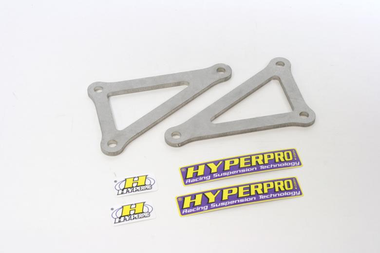 【HYPERPRO】ハイパープロ ローダウンリンクKIT トライアングル -30mm FZ-1 FAZER 06-10 FZ-8 FAZER 11■カタログ品番：P046-9220■メーカー品番：22339001■JAN：4538792635781適応車両：-30mm FZ-1／FAZER 06-10／FZ-8／FAZER 11 タイプ ： ローダウンリンクキット 適応車両 ： FZ1/FAZER 06-12/FZ-8/FAZER 11 商品説明・取扱注意事項 ： ●ストロークリミッター無 ●サイドスタンド角度の変化(純正→装着後) 15°→ 9° ●必要カット量 20mm ※数値分のショートスタンドを別途ご用意頂くか、純正スタンドを数値分カットする必要があります。 ●フロントフォーク最大突出量 15mm ※車体バランスを得る為に、フロントセッティングを推奨しています。 ※純正と形状の異なる社外インナーリアフェンダー装着状態での適合確認は行っておりません。 商品概要等 ： リアサスペンションリンク部の交換で、ノーマルサスペンション位置を変更し、車高を下げるプレート。 同時にスプリングをハイパープロ製に交換することも可能です。 車種別に最適な形状のキットを設定しています。また、車種によっては、ローダウンによるフルストローク時のバンピング(底付き)を防ぐストロークリミッターを付属します。 画像注意書き ： イメージ画像です。 ■商品分類：バイク用品、オートバイ（モーターサイクル）パーツ ■カテゴリ：車、バイク、自転車 ＞ バイク ＞ サスペンション ＞ リアサスペンション ■対象：男性(メンズ)、女性(レディース) ■用途：ツーリング(ロングツーリング)、通勤、通学 ※号機番号と適応車種を必ずご確認のうえ、ご注文くださいますようお願い致します。ご不明点等は、ご注文前にお問合せください。 ※掲載商品と実際の商品との色合いが異なる場合がございます。ご了承の程、宜しくお願い致します。 ※商品は予告なく仕様の変更や販売を終了している場合がございますので予めご了承下さい。 ※画像は装着画像や塗装済みのイメージ画像の場合がございます。 ※画像に含まれる、小道具等は商品には含まれておりません。 ※画像は装着イメージです。車両本体は商品に含まれておりません。