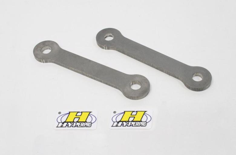 【HYPERPRO】ハイパープロ ローダウンリンクKIT プルロッド-25mm GLADIUS400 650 09-10■カタログ品番：P062-8209■メーカー品番：22359010■JAN：4538792653372適応車両：GLADIUS400／650 09-10 適応車両 ： GLADIUS400/650 09-10 商品説明・取扱注意事項 ： ●ストロークリミッター無 ●サイドスタンド角度の変化(純正→装着後) 11°→ 7.5° ●必要カット量 必要なし ●フロントフォーク最大突出量 3mm ※車体バランスを得る為に、フロントセッティングを推奨しています。 ※リア側のローダウンに合わせて前後バランス良くローダウンさせる、ローダウンスプリング(フロント/22053050)を併せてご使用下さい。 商品概要等 ： リアサスペンションリンク部の交換で、ノーマルサスペンション位置を変更し、車高を下げるプレート。 同時にスプリングをハイパープロ製に交換することも可能です。 車種別に最適な形状のキットを設定しています。また、車種によっては、ローダウンによるフルストローク時のバンピング(底付き)を防ぐストロークリミッターを付属します。 画像注意書き ： ■商品分類：バイク用品、オートバイ（モーターサイクル）パーツ ■カテゴリ：車、バイク、自転車 ＞ バイク ＞ サスペンション ＞ リアサスペンション ■対象：男性(メンズ)、女性(レディース) ■用途：ツーリング(ロングツーリング)、通勤、通学 ※号機番号と適応車種を必ずご確認のうえ、ご注文くださいますようお願い致します。ご不明点等は、ご注文前にお問合せください。 ※掲載商品と実際の商品との色合いが異なる場合がございます。ご了承の程、宜しくお願い致します。 ※商品は予告なく仕様の変更や販売を終了している場合がございますので予めご了承下さい。 ※画像は装着画像や塗装済みのイメージ画像の場合がございます。 ※画像に含まれる、小道具等は商品には含まれておりません。 ※画像は装着イメージです。車両本体は商品に含まれておりません。