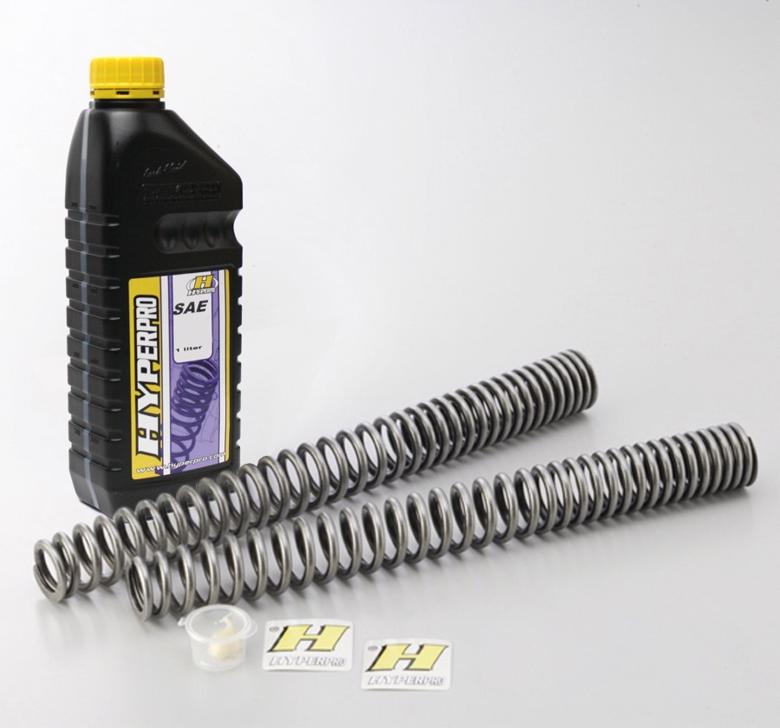 【HYPERPRO】ハイパープロ フロントスプリング XR250R 90-95(ME06)■カタログ品番：P058-4996■メーカー品番：22015110■JAN：4538792704685適応車両：XR250R 90-95（ME06） 色 ： Hパープル バネ ： スプリング:コンスタントライジングレート キャッチフレーズ ： サスペンションの動きに追従してバネレートが常に変化。柔らかすぎず硬すぎない状態を維持し、高負荷のコーナリングや急ブレーキ時も踏ん張る力を併せ持ちます。 適応車両 ： XR250R 90-95(ME06) 商品説明・取扱注意事項 ： ●オイル番手 10　●油面 180mm 商品概要等 ： 独自技術のコンスタントライジングレートを持つ、リプレイスメントタイプのサスペンションスプリング。しなやかにタイヤが路面に追従し、バネの反発力によりタイヤの接地力が向上します。 車種専用に設定される無段階のバネレートでサスペンションに快適性と粘り強さ、安全性をもたらします。 ■コーナー手前のブレーキング時におけるキャスタの変化を適正化し、次の動作に移りやすくします。コーナリング中の細かなギャップを 吸収し、乗り手の邪魔となる振動をなくします。 ■通常のスプリングと違い一定のバネレートがないため、共振する事がありません。 ■コンピューター制御の工作機械で巻き取られたスプリングにショット処理を施し、性能の劣化につながる表面の微細なキズを取り除きます。さらに、完成後には一本ずつテスターによる性能検査が行われます。 ■ハイパープロ社の本拠地オランダでは、救急バイク全車にハイパープロのスプリングが装着されています。 画像注意書き ：イメージ画像です。 ■商品分類：バイク用品、オートバイ（モーターサイクル）パーツ ■カテゴリ：車、バイク、自転車 ＞ バイク ＞ サスペンション ＞ フロントフォーク ■対象：男性(メンズ)、女性(レディース) ■用途：ツーリング(ロングツーリング)、通勤、通学 ※号機番号と適応車種を必ずご確認のうえ、ご注文くださいますようお願い致します。ご不明点等は、ご注文前にお問合せください。 ※掲載商品と実際の商品との色合いが異なる場合がございます。ご了承の程、宜しくお願い致します。 ※商品は予告なく仕様の変更や販売を終了している場合がございますので予めご了承下さい。 ※画像は装着画像や塗装済みのイメージ画像の場合がございます。 ※画像に含まれる、小道具等は商品には含まれておりません。 ※画像は装着イメージです。車両本体は商品に含まれておりません。