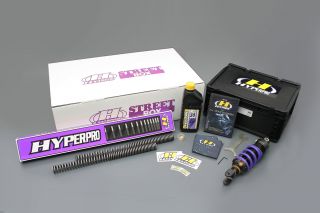 【HYPERPRO】ハイパープロ ストリートBOXモノ460エマルジョンHPA VFR800F 14-17■カタログ品番：P100-6235■メーカー品番：33410070■JAN：4538792126715適応車両：VFR800F 14-17 タイプ ： モノ 460 エマルジョン HPA付 調整 ： 油圧プリロードアジャスター:付き バネ ： リアスプリング:コンスタントライジングレート キャッチフレーズ ： リアショック（2020年6／21～アルミシリンダーを採用したNEWモデルがデビュー!）とフロントスプリングをそれぞれ単品で購入するよりお得に、ハイパープロの魅力を堪能できます。【ストリートボックス セット内容】●リアショック●フロントスプリング●フロントフォークオイル●フロントフォークグリス●オリジナルDVD「ALL ABOUT HYPERPRO2」（非売品）●ステッカー（Hロゴ×2）●オリジナルバンダナ●プリロードレンチ●車種専用マニュアル（セッティングデータ付き）●保証書 適合 ： ホンダ[HONDA]…VFR800F [RC79]14-17 メーカー品番[カタログ品番] ： 33410070 画像注意書き ：＊画像はイメージです ■商品分類：バイク用品、オートバイ（モーターサイクル）パーツ ■カテゴリ：車、バイク、自転車 ＞ バイク ＞ サスペンション ＞ リアサスペンション ■対象：男性(メンズ)、女性(レディース) ■用途：ツーリング(ロングツーリング)、通勤、通学 ※号機番号と適応車種を必ずご確認のうえ、ご注文くださいますようお願い致します。ご不明点等は、ご注文前にお問合せください。 ※掲載商品と実際の商品との色合いが異なる場合がございます。ご了承の程、宜しくお願い致します。 ※商品は予告なく仕様の変更や販売を終了している場合がございますので予めご了承下さい。 ※画像は装着画像や塗装済みのイメージ画像の場合がございます。 ※画像に含まれる、小道具等は商品には含まれておりません。 ※画像は装着イメージです。車両本体は商品に含まれておりません。