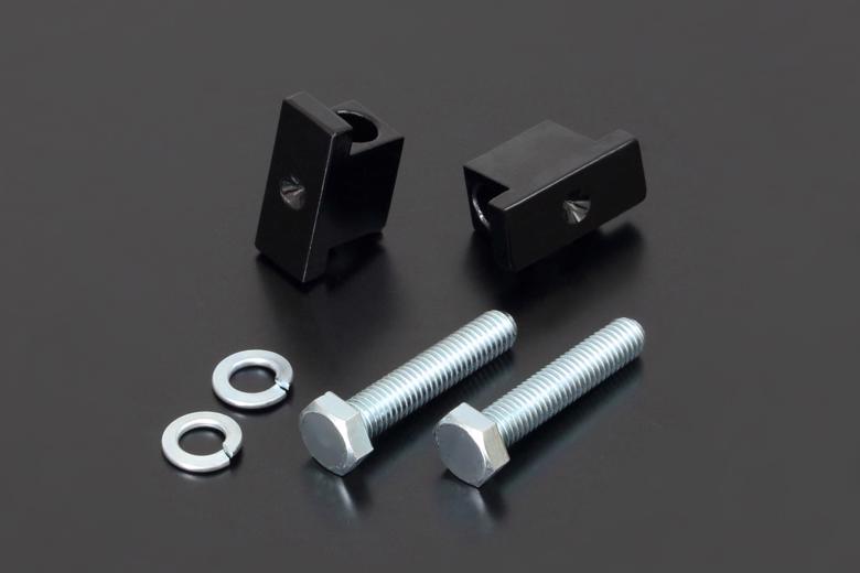 ■メーカー名：PMC(ピーエムシー) ■メーカー品番：156-5295 ■JAN：4589641357712 ・適応車両：Z/KZ 72-80 Z750-1000の純正スイングアームはもちろん、丸鉄スイングアームにも使用できるアジャストストッパーブロック。 M8取付けボルト付。 左右2個1台分でのデリバリー。 ※画像注意書き ： 画像1： 画像2： 画像3： 画像4： 画像5： 画像6： 画像7： 画像8： 画像9： 画像10： ■カテゴリ：車用品・バイク用品 ＞＞ バイク用品 ＞＞ パーツ ＞＞ サスペンション ＞＞ リアサスペンション ■分類：バイク用品,バイクパーツ（オートバイ/二輪車/モーターサイクル） ■有名バイク：ネイキッド,アメリカン,モタード,デュアルパーパス,レーサーレプリカ・スーパースポーツ,ツアラー/クルーザー,ミニバイク,ビッグスクーター,スクーター(原付バイク),ビジネスバイク,オンロード,オフロード,電動 ■キーワード：ツーリング(ロングツーリング),通勤,通学,ソロ,街乗り