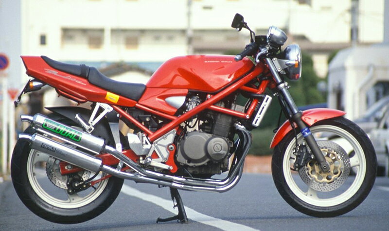 【RPM】SUZUKI　BANDIT（バンデット）400/V　GK75A/89-94 　RPM DUAL　HC/アルミ 適合車種メーカー：SUZUKI 車種：BANDIT（バンデット）400/V 年式等：GK75A/89-94 商品詳細情報 タイプ：RPM DUAL 音量：91 認定：JMCA 材質 エキゾースト：HC サイレンサー：アルミ ◆メインスタンド：-　◆OIL交換：○　◆OILフィルター交換：○　◆タンデム：○ マフラータイプRPM DUALの特徴 φ93大容量サイレンサーを2つ搭載する事で、優れた排気効率を生み出します。 迫力のあるエキゾーストノートは、最大の魅力です。