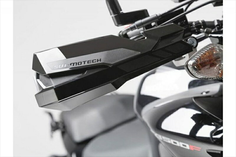 ■メーカー名：SW-MOTECH(エスダブリューモーテック)■メーカー品番[カタログ品番] ：HPR0022022300/B[P099-1756]■JAN：4538792114972■適応車両：HONDA／SUZUKI／KTM■商品分類：バイクパーツ、オートバイパーツ（モーターサイクル）■ジャンル：ハンドル ＞ ハンドルガード■カテゴリ：車、バイク、自転車 ＞ バイク ＞ ハンドル ＞ ナックルガード、ハンドガード■対象：男性(メンズ)、女性(レディース)■キーワード：メンテナンス、ツーリング(ロングツーリング)、通勤、通学 キャッチフレーズ ： KOBRA ハンドガードキット（2点止め） クラシックなデザインのモプレン樹脂製ガードが飛び石や衝撃から手を保護します。裏側のフレームはアルミ製で、ガード全長をカバーししっかりと支えます。●純正ハンドル対応●掲載している車種・年式は、ヨーロッパモデルで確認された適合です。 日本国内で販売された車種・年式への適合は未確認です。 ◆クラシックなデザインのモプレン樹脂製ガードが飛び石や衝撃から手を保護します ◆裏側のフレームはアルミ製で、ガード全長をカバーししっかりと支えます ◆純正ハンドル対応 画像注意書き ：●写真は実際の製品と異なる場合がございます。 ●写真は実際の製品と異なる場合がございます。 ※号機番号と適応車種を必ずご確認のうえ、ご注文くださいますようお願い致します。ご不明点等は、ご注文前にお問合せください。 ※掲載商品と実際の商品との色合いが異なる場合がございます。ご了承の程、宜しくお願い致します。 ※商品は予告なく仕様の変更や販売を終了している場合がございますので予めご了承下さい。 ※画像は装着画像や塗装済みのイメージ画像の場合がございます。 ※画像に含まれる、小道具等は商品には含まれておりません。 ※画像は装着イメージです。車両本体は商品に含まれておりません。