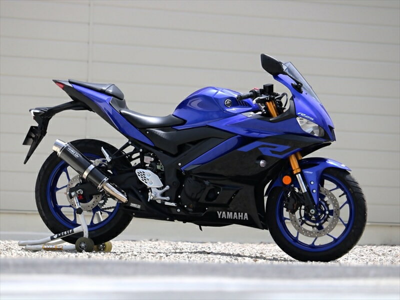 【WR'S(ダブルアールズ)】WR`S S O ラウンドカーボンサイレンサー YZF-R25 YZF-R3 15-21■カタログ品番：P096-0051■メーカー品番：BC2255JM■JAN：4550255240967適応車両：YZF-R25／YZF-R3 15-21 タイプ： スリップオン 仕上げ： ラウンド・カーボンサイレンサー 音量： 近接:90・90dB／加速:76・77dB 重量： 1.6kg（純正2.8Kg） 排ガス規： JMCA認証品 フィルタ外し： ○ ドレン： ○ キャッチフレーズ ： 2015～2021 YZF-R25【JBK-RG10J・2BK-RG43J】／YZF-R3【EBL-RH07J・2BL-RH13J】※2022年～MT-25（車両型式8BK-RG74J）には適合しません。 【適合情報】 ヤマハ[YAMAHA]…YZF-R315-21(EBL-RH07J・2BL-RH13J) ヤマハ[YAMAHA]…YZF-R2515-21(JBK-RG10J・2BK-RG43J) 【詳細情報/補足情報】 メーカー品番[カタログ品番]：BC2255JM 画像注意書き ：写真はオプションヒートガードを装着して撮影しております。 写真はオプションヒートガードを装着して撮影しております。 写真はオプションヒートガードを装着して撮影しております。 写真はオプションヒートガードを装着して撮影しております。 ■商品分類：バイクパーツ、オートバイパーツ（モーターサイクル） ■カテゴリ：車、バイク、自転車 ＞ バイク ＞ マフラー ＞ スリップオンマフラー ■対象：男性(メンズ)、女性(レディース) ■キーワード：ツーリング(ロングツーリング)、通勤、通学 ※号機番号と適応車種を必ずご確認のうえ、ご注文くださいますようお願い致します。ご不明点等は、ご注文前にお問合せください。 ※掲載商品と実際の商品との色合いが異なる場合がございます。ご了承の程、宜しくお願い致します。 ※商品は予告なく仕様の変更や販売を終了している場合がございますので予めご了承下さい。 ※画像は装着画像や塗装済みのイメージ画像の場合がございます。 ※画像に含まれる、小道具等は商品には含まれておりません。 ※画像は装着イメージです。車両本体は商品に含まれておりません。