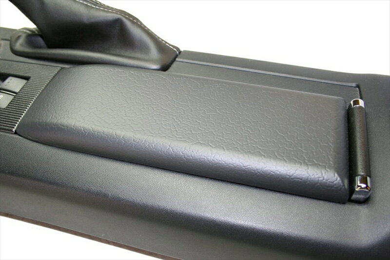 バイクパーツI.L.Motorsport(アイエルモータースポーツ) アームレストパッド 拡張センターコンソール用 ブラック/クロームNC0-70214550255742010