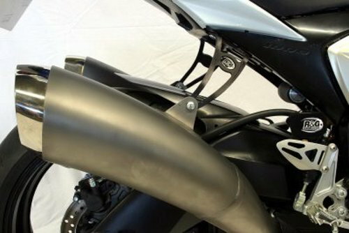 【R&G(アールアンドジー)】R＆G エキゾーストハンガー ブラック GSX-R1000 K9-L1■カタログ品番：P053-0205■メーカー品番：RG-EH0042BK■JAN：4571381480478適応車両：GSX-R1000 K9-L1 素材 ： アルミニウム 色 ： ブラック GSX-R1000 K9-L1 (09-11) ブラック 左右セット タンデムステップを共用している純正エキゾーストハンガーのタンデムステップを取り外し、R&Gエキゾーストハンガーに取り替えるだけで、軽量化とシート周りのスリム化に役立ちます。 サーキット走行される方にぜひお勧めです。 画像注意書き ： ■商品分類：バイクパーツ、オートバイパーツ（モーターサイクル） ■カテゴリ：車、バイク、自転車 ＞ バイク ＞ マフラー ＞ その他ステー、バンド、スプリング ■対象：男性(メンズ)、女性(レディース) ■キーワード：ツーリング(ロングツーリング)、通勤、通学 ※号機番号と適応車種を必ずご確認のうえ、ご注文くださいますようお願い致します。ご不明点等は、ご注文前にお問合せください。 ※掲載商品と実際の商品との色合いが異なる場合がございます。ご了承の程、宜しくお願い致します。 ※商品は予告なく仕様の変更や販売を終了している場合がございますので予めご了承下さい。 ※画像は装着画像や塗装済みのイメージ画像の場合がございます。 ※画像に含まれる、小道具等は商品には含まれておりません。 ※画像は装着イメージです。車両本体は商品に含まれておりません。