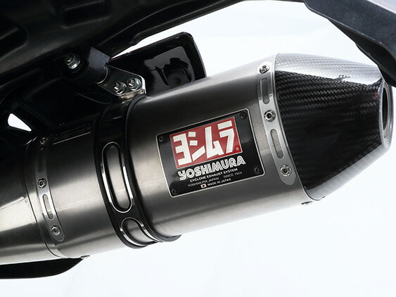 【YOSHIMURA(ヨシムラ)】ヨシムラ S O RS-4Jサイクロン C.エンド SS CRF250RALLY L M 17■カタログ品番：P083-8449■メーカー品番：110-42E-5P50■JAN：4571463839460適応車両：CRF250RALLY／L／M 17 タイプ： SS 素材： ［サイレンサーカバー］ステンレス／［エンド］カーボン 音量： 4250rpm／90db 重量： 3.3kg 排ガス規： 排出ガス規制適合／騒音規制適合 フィルタ外し： ○ ドレン： ○ キャッチフレーズ ： CRF250RALLY／L／M（17）Slip-OnRS-4Jサイクロン カーボンエンド EXPORT SPEC 政府認証 （SS） 適応車両 ： CRF250L/ABS 17・CRF250M 17・CRF250 RALLY/ABS/Type LD 17 商品説明・取扱注意事項 ： ●重量 3.3kg(STD 5.4kg) ●近接排気騒音 90db 4,250rpm ●加速走行騒音 82db ・オイル交換可 ・オイルフィルター交換可 ※政府認証 ※JMCA認定 ※製品2年保証 ※自動車排出ガス試験結果証明書(ガスレポ)有り ※平成18・19年排出ガス規制および平成22年騒音規制適合 ※サイクロンEXパイプS(111-42E-5L00)購入によりフルエキゾースト仕様になります。 ◎ステンレスカバー サイクロンの中で最もスタンダードなカバー。ステンレス独特の明るい光沢が特徴です。 商品概要等 ： 吸排気の見直しにより新規制に適合した2017年CRF250RALLY/L/M用に開発されたサイクロン。サイレンサーデザインはAMAスーパークロス等で活躍するUSヨシムラのモトクロス用「RS-4」をベースに、国内基準に合わせました。 このスリップオンサイクロンは純正エキパイと組み合わせて装着。 厳しい国内規制に対応させながら、低中回転域での大幅な出力アップにより力強くなった加速を体感できる、コストパフォーマンスに優れたマフラーです。 操る楽しさを聴覚でも体感できるよう音質も追求。 シングルエンジン特有の歯切れの良いエキゾーストサウンドとマイルドな音質を融合させ、軽快な加速感を味わえます。 コーンエンド部にはカーボン素材を採用し、軽量化と共にスポーツデザインを演出。 サイレンサー表側にはエンブレムと共に「RS-4J」のレーザーマーキングが施され、裏側にもエンブレムが付く「ダブルエンブレム」仕様となります。 さらに、機械曲サイクロンのエキパイとテールパイプの取り付け位置＆径をノーマルマフラーと共通化する事で、スリップオンをお持ちのお客様もヨシムラエキパイのみをご購入いただくことで、中高回転域での出力アップが特徴のフルエキタイプへの仕様変更を可能としました。 ◎EXPORT SPEC このEXPORT SPECは、海外の拘ったユーザーのリクエストを反映する事により、性能を重視しつつ職人的なTig(溶接)の焼け色や加工跡はオリジナルのまま仕上げています。素材に高耐久ステンレスを使用することによりヨシムラ独自のデザイン・スタイルを実現させながらもコストパフォーマンスにも優れた価格を実現させました。 画像注意書き ： ■商品分類：バイクパーツ、オートバイパーツ（モーターサイクル） ■カテゴリ：車、バイク、自転車 ＞ バイク ＞ マフラー ＞ スリップオンマフラー ■対象：男性(メンズ)、女性(レディース) ■キーワード：ツーリング(ロングツーリング)、通勤、通学 ※号機番号と適応車種を必ずご確認のうえ、ご注文くださいますようお願い致します。ご不明点等は、ご注文前にお問合せください。 ※掲載商品と実際の商品との色合いが異なる場合がございます。ご了承の程、宜しくお願い致します。 ※商品は予告なく仕様の変更や販売を終了している場合がございますので予めご了承下さい。 ※画像は装着画像や塗装済みのイメージ画像の場合がございます。 ※画像に含まれる、小道具等は商品には含まれておりません。 ※画像は装着イメージです。車両本体は商品に含まれておりません。