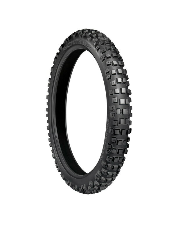 【BRIDGESTONE】ブリヂストン GRITTY ED03 2.75-21 45P W■カタログ品番：P016-7280■メーカー品番：MCS01036■JAN：4961914436247適応車両：2.75-21 45P W タイプ ： W サイズ ： 2.75-21 49P 商品説明・取扱注意事項 ： ●標準リム幅(inch) 1.85 ●適用リム幅(inch) 1.40-1.85 ●トレッド幅×外径 79mm×688mm ●OFF主体 商品概要等 ： 公道走行を可能にした、本格的エンデューロレース用タイヤ。 ※FIM規定(土の掘り起こしによる自然破壊を抑える為に、タイヤの溝の深さを規定したもの。リアタイヤ溝深さ：13mm以下)にも適合し、優れたトラクション性能が魅力。 ダイナミックなブロックパタン、モトクロス系コンパウンドなどを採用した本格的エンデューロレース用タイヤ。エンデューロレースにおいて、OFF性能を重視するお客様に。 ◎モトクロスハード系コンパウンド: OFF戦闘力を徹底重視したモトクロスハード系コンパウンドを採用。エンデューロレースで優れたグリップ性能を発揮。 ◎モトクロス系ブロックパタン: モトクロス直系のブロックパタンを採用。ON/OFF用タイヤのパタン成分の最適化を図り、一般公道の走行も可能。 ◎ポリエステルプライ: OFF走行時の優れたクッション性を確保するためにポリエステルプライを採用。また、ビードフィラーの高さの最適化により、エンデューロレースなどの低内圧走行時の横剛性も併せてクリア。 画像注意書き ： ■商品分類：バイク用品、オートバイ（モーターサイクル）パーツ ■カテゴリ：車、バイク、自転車 ＞ バイク ＞ バイク用タイヤ、ホイール ＞ タイヤチューブ ■対象：男性(メンズ)、女性(レディース) ■用途：ツーリング(ロングツーリング)、通勤、通学 ※号機番号と適応車種を必ずご確認のうえ、ご注文くださいますようお願い致します。ご不明点等は、ご注文前にお問合せください。 ※掲載商品と実際の商品との色合いが異なる場合がございます。ご了承の程、宜しくお願い致します。 ※商品は予告なく仕様の変更や販売を終了している場合がございますので予めご了承下さい。 ※画像は装着画像や塗装済みのイメージ画像の場合がございます。 ※画像に含まれる、小道具等は商品には含まれておりません。 ※画像は装着イメージです。車両本体は商品に含まれておりません。