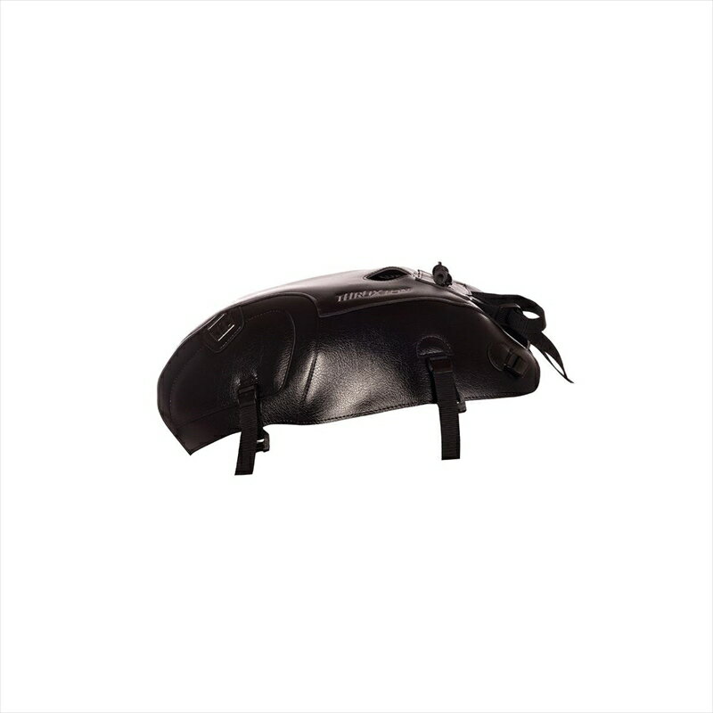 ■メーカー名：BAGSTER(バグスター) ■メーカー品番：1719U ■JAN：4549950196099 ・適応車両：THRUXTON1200/1200R 16-19 ヨーロッパのバイク文化が生んだタンクをカバーするための商品。幅広いカラーバリエーションで、愛車のイメージチェンジに最適です。タンクの保護はもちろん、専用タンクバッグのベースとしてもご使用いただけます。マグネット式の製品と違い、高速走行中にバッグが浮く心配はありません。色[カラー]：ブラック 材質[素材]：PVC(合皮) 加工[有/無]：無 内容量[数量]：タンクカバー本体 型番：1719 備考：※仕様変更によりバックルの色が写真と異なる場合がございます。仕様のご指定はお受けできかねますのでご了承ください。 特記事項：合皮製のため装着後、車体に馴染むまでしばらく時間がかかります。特に給油口付近、フチの部分など若干浮いた状態になる場合がございますが、仕様ですので製品に問題はありません。タンクバッグ装着時、バッグのサイズ・車種によっては乗車姿勢やハンドリングに支障が出たり、カウルへの干渉が発生する場合がございます。乗車前には必ず運転操作に問題が無いかご確認ください。 使用上の注意：【取付時】タンクに砂等の異物が入っている場合、擦れてタンクに細かな傷が発生する可能性があります。洗車後タンクが乾いた状態で取り付けを行ってください。【お手入れ】定期的に取り外し、タンクとタンクカバーのクリーニング、およびメンテナンスを行ってください。汚れが気になる場合は、マイクロファイバーでふき取るか、中性洗剤を使用し、ぬるま湯で洗い流してください。万が一雨などで濡れた場合には、陰干しをして、乾燥した上でご使用ください。 ※画像注意書き ： 画像1： 画像2：※2021年10月頃よりバックル部の色がシルバーへ仕様変更されております。 画像3：※2021年10月頃よりバックル部の色がシルバーへ仕様変更されております。 画像4：※2021年10月頃よりバックル部の色がシルバーへ仕様変更されております。 画像5：※2021年10月頃よりバックル部の色がシルバーへ仕様変更されております。 画像6： 画像7： 画像8： 画像9： 画像10： ■カテゴリ：車用品・バイク用品 ＞＞ バイク用品 ＞＞ アクセサリー ＞＞ バッグ・ケース ＞＞ その他 ■分類：バイク用品,バイクパーツ（オートバイ/二輪車/モーターサイクル） ■有名バイク：ネイキッド,アメリカン,モタード,デュアルパーパス,レーサーレプリカ・スーパースポーツ,ツアラー/クルーザー,ミニバイク,ビッグスクーター,スクーター(原付バイク),ビジネスバイク,オンロード,オフロード,電動 ■キーワード：ツーリング(ロングツーリング),通勤,通学,ソロ,街乗り
