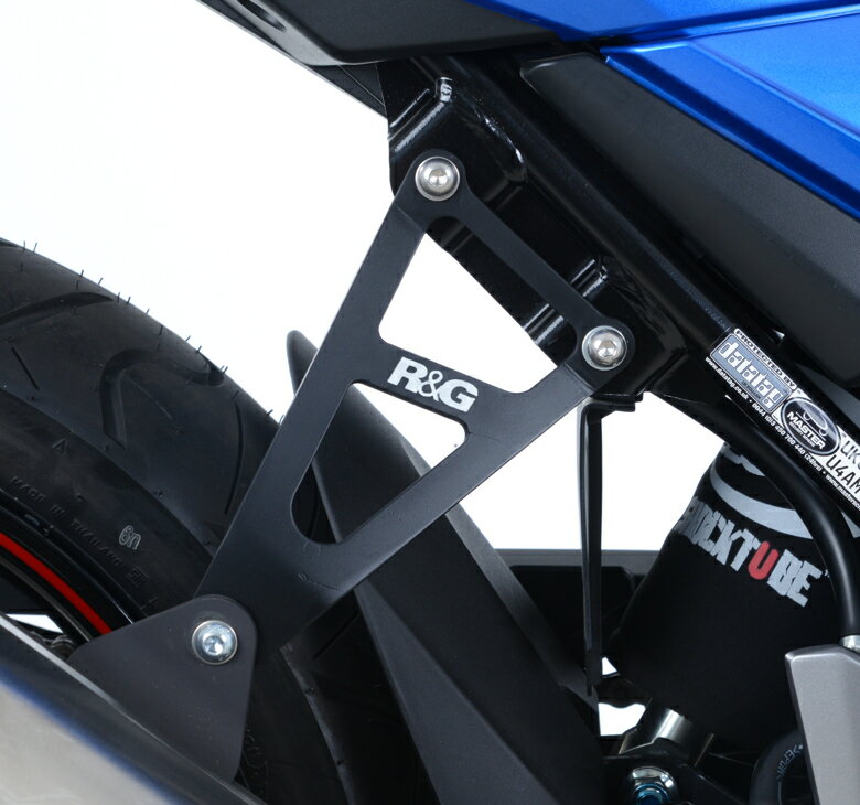 【R&G(アールアンドジー)】R＆G エキゾーストハンガー ブラック GSX250R 17-■カタログ品番：P082-2989■メーカー品番：RG-EH0082BKA■JAN：4573382081852適応車両：GSX250R 17- 色 ： ブラック GSX250R (17-) ブラック 左側リアフットプレート付属 タンデムステップを共用している純正エキゾーストハンガーのタンデムステップを取り外し、R&Gエキゾーストハンガーに取り替えるだけで、軽量化とシート周りのスリム化に役立ちます。 サーキット走行される方にぜひお勧めです。 画像注意書き ： 画像は左リアフットレストプレート付属イメージです。 画像は左リアフットレストプレート付属イメージです。 画像は左リアフットレストプレート付属イメージです。 ■商品分類：バイクパーツ、オートバイパーツ（モーターサイクル） ■カテゴリ：車、バイク、自転車 ＞ バイク ＞ マフラー ＞ その他ステー、バンド、スプリング ■対象：男性(メンズ)、女性(レディース) ■キーワード：ツーリング(ロングツーリング)、通勤、通学 ※号機番号と適応車種を必ずご確認のうえ、ご注文くださいますようお願い致します。ご不明点等は、ご注文前にお問合せください。 ※掲載商品と実際の商品との色合いが異なる場合がございます。ご了承の程、宜しくお願い致します。 ※商品は予告なく仕様の変更や販売を終了している場合がございますので予めご了承下さい。 ※画像は装着画像や塗装済みのイメージ画像の場合がございます。 ※画像に含まれる、小道具等は商品には含まれておりません。 ※画像は装着イメージです。車両本体は商品に含まれておりません。