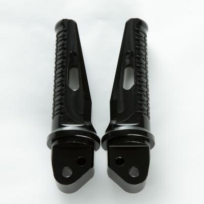 【DURA-BOLT(デュラボルト)】DURA-BOLT NEW SPペグ ALLBLK SUZUKI タンデム■カタログ品番：P057-9420■メーカー品番：NSP331ALBK■JAN：4542880048179適応車両：SUZUKI タンデム 素材 ： ジュラルミン（アルマイト加工） 色 ： オールブラック サイズ ： ピン径:6mm ホルダー幅:14.4mm 航空機にも採用されている素材「ジュラルミン」をマシンニングで高精度加工した後、傷や腐食を防ぐアルマイト加工を施した SUZUKI車用 SPタンデムステップペグです。 色：オールブラック ご使用にあたって： ピン、リターンスプリングは純正を流用してお使いください。 ノーマルペグ互換として作成しておりますのでノーマルと形状が全く同じではありません。 SUZUKI車では、フロントとタンデムで同じステップを使用している車種があります。 ※年式によりフットペグのピン径及び形状が変わる場合があります。お買い求めになる前に現物と照らし合わせ、形状とピン径、ホルダー幅をご確認ください。 ※商品毎の色目（濃度/彩度）が微妙に違いますが不良ではありません。 ※長期に渡って使用された場合紫外線による色褪せが発生しますが、機能に影響はありません。 画像注意書き ： ■商品分類：バイクパーツ、オートバイパーツ（モーターサイクル） ■カテゴリ：車、バイク、自転車 ＞ バイク ＞ ステップ、ペダル ＞ ステップ ■対象：男性(メンズ)、女性(レディース) ■キーワード：ツーリング(ロングツーリング)、通勤、通学 ※号機番号と適応車種を必ずご確認のうえ、ご注文くださいますようお願い致します。ご不明点等は、ご注文前にお問合せください。 ※掲載商品と実際の商品との色合いが異なる場合がございます。ご了承の程、宜しくお願い致します。 ※商品は予告なく仕様の変更や販売を終了している場合がございますので予めご了承下さい。 ※画像は装着画像や塗装済みのイメージ画像の場合がございます。 ※画像に含まれる、小道具等は商品には含まれておりません。 ※画像は装着イメージです。車両本体は商品に含まれておりません。