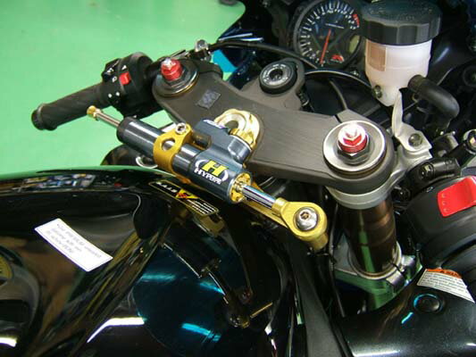 【HYPERPRO】ハイパープロ CNCステダンステーSET 75mm BLK GSX-R1000 05-06■カタログ品番：P077-7970■メーカー品番：22115019B■JAN：4538792522944適応車両：GSX-R1000 05-06 タイプ ： クランプタイプ:TYPE-3 取り付け位置:ステム 素材 ： ステータイプ:CNC 色 ： ステーカラー:ブラック サイズ ： 対応ダンパー:75mm（正ピロボールタイプ） キャッチフレーズ ： ●ダンパー本体は別売りです。◇適合車種、年式 GSX-R1000 05-06 適応車両 ： GSXR1000 05-06 商品説明・取扱注意事項 ： ●取付位置 ステム ●クランプタイプ TYPE-3(内径φ24.6) ●ステータイプ CNC(アルミをCNCマシニングで削り出し) ※各車種別ステーにあったダンパークランプもセット含まれます。 ●対応ダンパー ストローク量 75mm ・有効ストローク量 72mm ・全長 243mm ・ボディー全長 128.5mm ・ボディーφ数 24.5φ ・クランプ装着範囲 63.5 ※ダンパー本体は別売りです。 ※受注発注品 商品概要等 ： 画期的で高性能なS.R.D.Cシステムをもつ、ハイパープロのステアリングダンパー。オートバイの操作で重要な、安定性能を向上させます。ダンパー本体を車体へ固定する際に必要なステーのセットです。 発熱からくるオイル膨張を吸収する別体タンクを備えて、いかなるシーンにおいても安定した動作を実現。また、組み合わせるダンパーステーもアルミをマシニングによって切削加工した精度の高いものにすることで、さらに進化したハイパープロステアリングダンパーを完成させました。オートバイを操る上で大切な安定性能を向上させ、ライダーに安心を、オートバイには高い安定性をお届けします。 画像注意書き ：画像はゴールドのサンプルです ■商品分類：バイク用品、オートバイ（モーターサイクル）パーツ ■カテゴリ：車、バイク、自転車 ＞ バイク ＞ ハンドル ＞ ナックルガード、ハンドガード ■対象：男性(メンズ)、女性(レディース) ■用途：ツーリング(ロングツーリング)、通勤、通学 ※号機番号と適応車種を必ずご確認のうえ、ご注文くださいますようお願い致します。ご不明点等は、ご注文前にお問合せください。 ※掲載商品と実際の商品との色合いが異なる場合がございます。ご了承の程、宜しくお願い致します。 ※商品は予告なく仕様の変更や販売を終了している場合がございますので予めご了承下さい。 ※画像は装着画像や塗装済みのイメージ画像の場合がございます。 ※画像に含まれる、小道具等は商品には含まれておりません。 ※画像は装着イメージです。車両本体は商品に含まれておりません。