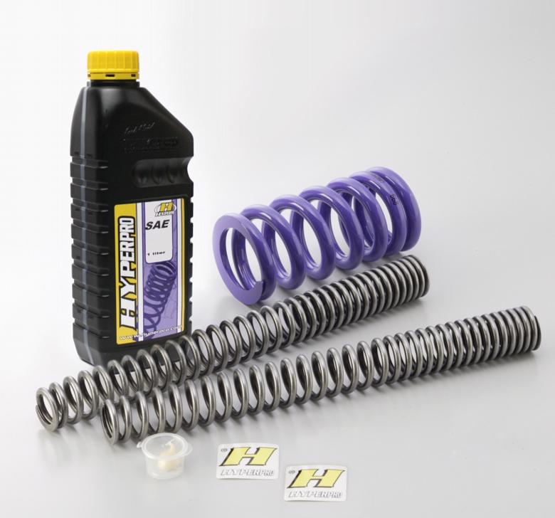 【HYPERPRO】ハイパープロ コンビKIT 22093770＋22093771 KTM 390 DUKE 17-18■カタログ品番：P091-6262■メーカー品番：22093772■JAN：4538792875682適応車両：KTM 390 DUKE 17-18 バネ ： スプリング:コンスタントライジングレート（フロント・リア） キャッチフレーズ ： サスペンションの動きに追従してバネレートが常に変化。柔らかすぎず硬すぎない状態を維持し、高負荷のコーナリングや急ブレーキ時も踏ん張る力を併せ持ちます。 適応車両 ： KTM 390 DUKE 17 商品説明・取扱注意事項 ： ◎KIT内容 ・フロントスプリング(22093770) オイル番手 10/油面 90mm ・リアスプリング(22093771) ●スプリングタイプ：コンスタントライジングレート(フロント・リア) 商品概要等 ： 独自技術のコンスタントライジングレートを持つ、リプレイスメントタイプのサスペンションスプリング。しなやかにタイヤが路面に追従し、バネの反発力によりタイヤの接地力が向上します。 車種専用に設定される無段階のバネレートでサスペンションに快適性と粘り強さ、安全性をもたらします。 ■コーナー手前のブレーキング時におけるキャスタの変化を適正化し、次の動作に移りやすくします。コーナリング中の細かなギャップを 吸収し、乗り手の邪魔となる振動をなくします。 ■通常のスプリングと違い一定のバネレートがないため、共振する事がありません。 ■コンピューター制御の工作機械で巻き取られたスプリングにショット処理を施し、性能の劣化につながる表面の微細なキズを取り除きます。さらに、完成後には一本ずつテスターによる性能検査が行われます。 ■ハイパープロ社の本拠地オランダでは、救急バイク全車にハイパープロのスプリングが装着されています。 画像注意書き ：イメージ画像です。 ■商品分類：バイク用品、オートバイ（モーターサイクル）パーツ ■カテゴリ：車、バイク、自転車 ＞ バイク ＞ サスペンション ＞ フロントフォーク ■対象：男性(メンズ)、女性(レディース) ■用途：ツーリング(ロングツーリング)、通勤、通学 ※号機番号と適応車種を必ずご確認のうえ、ご注文くださいますようお願い致します。ご不明点等は、ご注文前にお問合せください。 ※掲載商品と実際の商品との色合いが異なる場合がございます。ご了承の程、宜しくお願い致します。 ※商品は予告なく仕様の変更や販売を終了している場合がございますので予めご了承下さい。 ※画像は装着画像や塗装済みのイメージ画像の場合がございます。 ※画像に含まれる、小道具等は商品には含まれておりません。 ※画像は装着イメージです。車両本体は商品に含まれておりません。