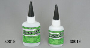 【KIJIMA】キジマ GRIP-IT タイネツ グリップボンド 0.5oz(14.2g)■カタログ品番：P056-3326■メーカー品番：30019■JAN：4934154100445適応車両：0.5oz（14.2g） キャッチフレーズ ： グリップ用ボンドです。10～25分で硬化します。耐熱なのでグリップヒーターにも使用可能です。 ◆グリップ交換後、グリップのみが回転してしまう場合に有効です ◆また10～25分で硬化する為、グリップ交換後、直ぐにバイクに乗ることが出来ます ◆耐熱性が高い為、グリップヒーターを使用している場合は特に有効です ◆内容量：14.2g 画像注意書き ：30019 ■商品分類：バイク用品、オートバイ（モーターサイクル）パーツ ■カテゴリ：車、バイク、自転車 ＞ バイク ＞ オイル、ケミカル ＞ その他オイル、ケミカル ■対象：男性(メンズ)、女性(レディース) ■用途：ツーリング(ロングツーリング)、通勤、通学 ※号機番号と適応車種を必ずご確認のうえ、ご注文くださいますようお願い致します。ご不明点等は、ご注文前にお問合せください。 ※掲載商品と実際の商品との色合いが異なる場合がございます。ご了承の程、宜しくお願い致します。 ※商品は予告なく仕様の変更や販売を終了している場合がございますので予めご了承下さい。 ※画像は装着画像や塗装済みのイメージ画像の場合がございます。 ※画像に含まれる、小道具等は商品には含まれておりません。 ※画像は装着イメージです。車両本体は商品に含まれておりません。