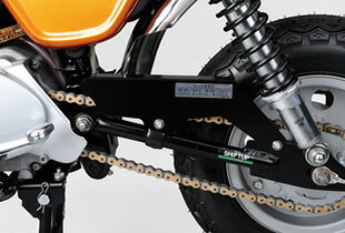 バイクパーツ 駆動系シフトアップ チェーンガード/BLK205801-06-10 4580425074320(同社製6cmロングスイングアーム専用)