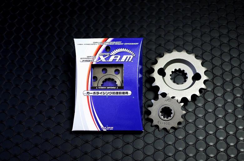 【XAM】ザム スプロケット 520-16 520CON:YZF-R6(06-)■カタログ品番：C4218R16■メーカー品番：C4218R16■JAN：4528388439657適応車両：520CON:YZF-R6（06-） 素材： クロモリ サイズ： 520-16 商品説明・取扱注意事項 ： ●チェーンサイズ 520 ●歯数 16 ●材質 クロムモリブデン鋼(浸炭窒化焼入処理） ●旧品番(AFAM) 21511-16 商品概要等 ： 浸炭窒化焼入処理で耐摩耗性能を向上。クロムモリブデン鋼。 画像注意書き ：画像はイメージです ■商品分類：バイク用品、オートバイ（モーターサイクル）パーツ ■カテゴリ：車、バイク、自転車 ＞ バイク ＞ クラッチ、駆動系 ＞ スプロケット ■対象：男性(メンズ)、女性(レディース) ■用途：ツーリング(ロングツーリング)、通勤、通学 ※号機番号と適応車種を必ずご確認のうえ、ご注文くださいますようお願い致します。ご不明点等は、ご注文前にお問合せください。 ※掲載商品と実際の商品との色合いが異なる場合がございます。ご了承の程、宜しくお願い致します。 ※商品は予告なく仕様の変更や販売を終了している場合がございますので予めご了承下さい。 ※画像は装着画像や塗装済みのイメージ画像の場合がございます。 ※画像に含まれる、小道具等は商品には含まれておりません。 ※画像は装着イメージです。車両本体は商品に含まれておりません。