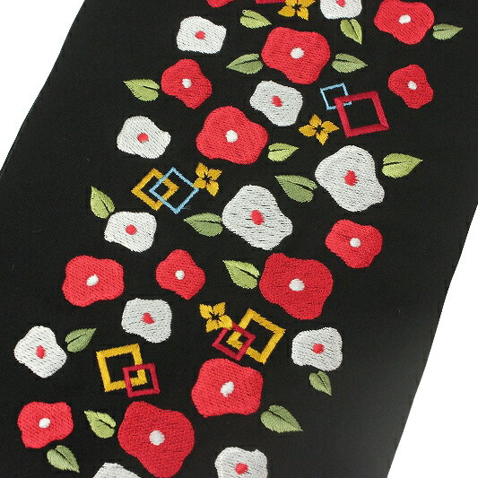 半衿 振袖 成人式 半襟 刺繍 黒地 赤 椿 金糸 シルエリー Silelly おしゃれ半衿 モダン エレガント 上品 フォーマル お洒落 振袖 No.10-0137 サイズ表 サイズ 長さ 約115cm × 幅 約16.5cm 商品詳細 ■詳細 　・生地:新合繊シルエリー(R)ポリエステル100％　刺繍糸:レーヨン100％（金属糸使用） ■詳細 　・日本製　・刺繍 ・金糸　 ■カラー 　　はっきりとした黒地 状態 ■新品・未使用品 　 刺繍し上がったばかりの新品未着用品で、とても状態の良いお品です。 コメント 繊細で上品な刺繍が印象的な半襟です。 肌触りも良く張り艶があります。 生地の厚みと刺繍の華やかさが、お顔周りをいっそう明るくし 着物姿を一段と素敵に演出してくれます。 お顔に近い場所なので、どんなお色やお柄を 入れるかで印象はがらりと変わります。 はっきいとした美しい黒地。 それを彩るように雰囲気良く椿の意匠。 細やかな刺繍はふっくらと愛らしい印象に。 気品と華やかさを兼ね備えた、刺繍衿。 ほんのりと輝く金糸が上品さをさらに引き立てます。 色留や訪問着、お振袖、紬や小紋などのお洒落着に。 半衿を刺繍に変えるだけで 着物姿が見違える程お洒落になります。 美しい刺繍衿は、お着物をお召しになる方のセンスと こだわりを十分に表現してくれることでしょう。 お洒落をして素敵な思い出をお作りください。 ■新合繊シルエリー(R)■ ●まるで正絹のような艶やかな光沢・ハリ・滑らかな肌触り。 ●制電性を備えており、洗濯しても効果を維持します。 125/623 tk01001 03501626 no.5　yamamoto　 tsubaki-sikaku no.5