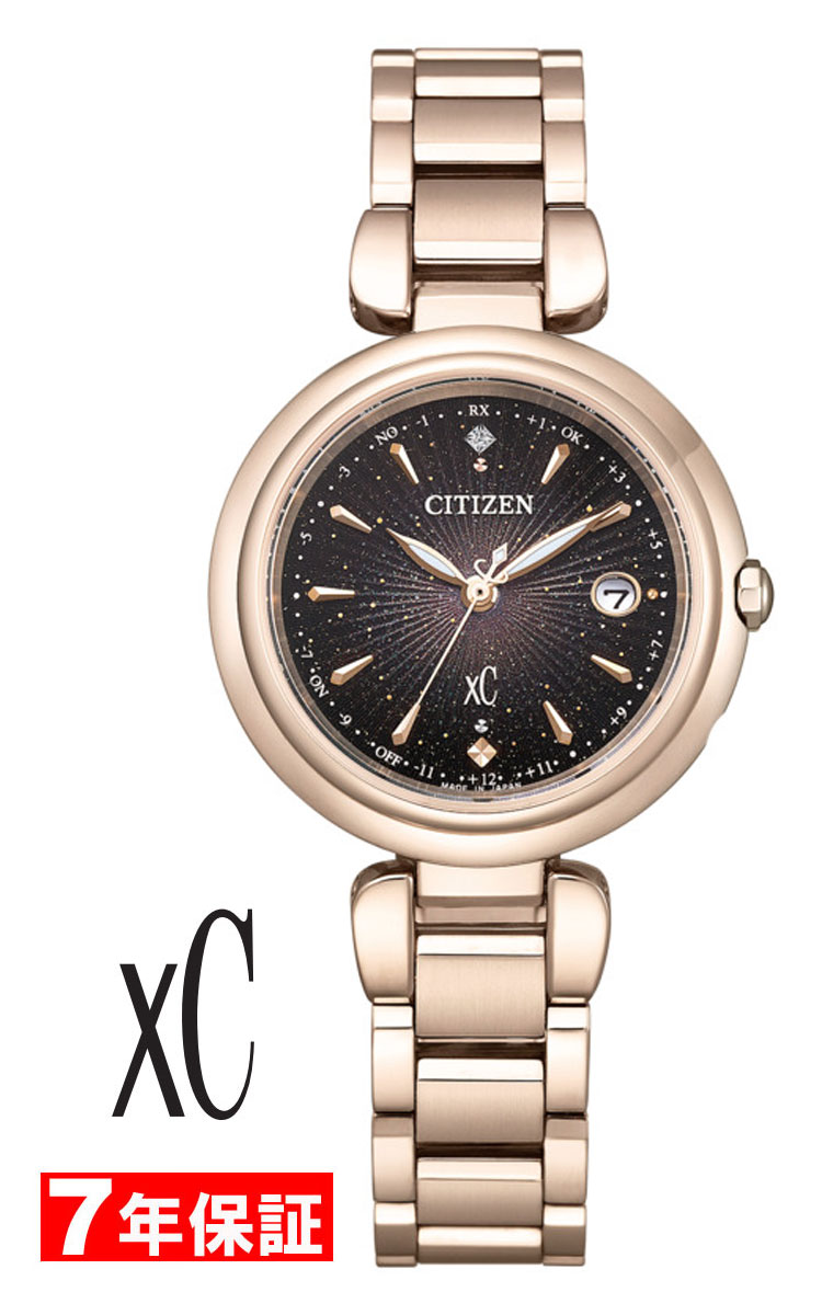 ベルトサイズ調節はコチラから裏蓋刻印はコチラからメーカー希望小売価格はメーカーサイトに基づいて掲載しています【　表示価格から10％off　腕時計 クーポン配布中　】新しいときのはじまりを告げる光が、腕元で華やかに彩りを添える、年始のブランド横断企画。サンレイパターンとゴールドをあしらい、中心からまっすぐと広がっていく光を表現した、特別感のあるデザイン。ATTESA、EXCEED、xC、CITIZEN COLLECTIONの4ブランドで展開します。［xC］前を向く女性を応援するエンパワーウオッチブランド、シチズン xC（クロスシー）。・放射状に光が反射する成形パターンとインクジェットのグラデーションを組み合わせて、新しいときのはじまりを告げる光が広がっていく様子を表現しました。・文字板は、ゴールドパールとゴールドプリント、多色のインクジェットプリントを重ねた奥行きのある幻想的な仕上がり。見る角度によって、さまざまな表情を楽しめます。・インデックスは、放射状に広がる光をイメージしたカットパーツをレイアウト。12時の位置で輝く1ポイントのラボグロウン・ダイヤモンドが華やかさをきわだたせます。精度±15秒／月（非受信時）ケーススーパーチタニウム横幅29．0mm 厚み8．2mm5気圧防水表面処理デュラテクトサクラピンク(サクラ色)ガラス球面サファイアガラス（無反射コーティング）バンドスーパーチタニウム三ツ折れプッシュタイプ中留特徴文字板部品：再生素材文字板：1ポイントラボグロウン・ダイヤモンド入夜光(針)機能充電残量表示機能充電警告機能過充電防止機能パワーセーブ機能フル充電時約3年可動(パワーセーブ作動時)日中米欧電波受信受信局自動選択機能定時受信機能強制受信機能パーペチュアルカレンダー日付表示ダイレクトフライトワールドタイム機能(24時差)サマータイム機能パーフェックス(JIS1種耐磁、衝撃検知機能、針自動補正機能)保証：付属品メーカー3年間保証専用BOX付きベルトサイズ調節はコチラから裏蓋刻印はコチラから