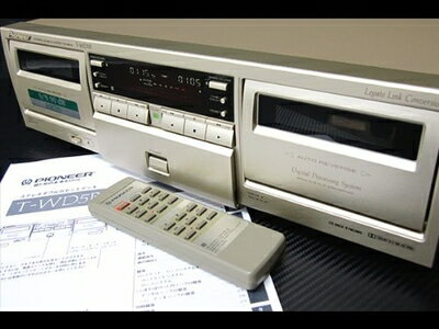 【お届け日について】お届け日の"指定なし"で、記載の最短日より早くお届けできる場合が多いです。お品物をなるべく早くお受け取りしたい場合は、お届け日を"指定なし"にてご注文ください。お届け日をご指定頂いた場合、ご注文後の変更はできかねます。【お品物お届けまでの流れについて】・ご注文：24時間365日受け付けております。・ご注文の確認と入金：入金*が完了いたしましたらお品物の手配をさせていただきます・お届け：商品ページにございます最短お届け日数±3日前後でのお届けとなります。*前払いやお支払いが遅れた場合は入金確認後配送手配となります、ご理解くださいますようお願いいたします。【中古品の不良対応について】・お品物に不具合がある場合、到着より7日間は返品交換対応*を承ります。初期不良がございましたら、購入履歴の「ショップへお問い合わせ」より不具合内容を添えてご連絡ください。*代替え品のご提案ができない場合ご返金となりますので、ご了承ください。・お品物販売前に動作確認をしておりますが、中古品という特性上配送時に問題が起こる可能性もございます。お手数おかけいたしますが、お品物ご到着後お早めにご確認をお願い申し上げます。【在庫切れ等について】弊社は他モールと併売を行っている兼ね合いで、在庫反映システムの処理が遅れてしまい在庫のない商品が販売中となっている場合がございます。完売していた場合はメールにてご連絡いただきますの絵、ご了承ください。【重要】・当社中古品は、製品を利用する上で問題のないものを取り扱っておりますので、ご安心して、ご購入いただければ幸いです。・商品の画像及びシリアルナンバーを弊社の方で控えておりますので、すり替え・模造品対策店舗として安心してお買い求めください。・掲載されております画像は全てイメージとなります。実際の商品とは色味等異なる場合がございますので、ご了承ください。・中古品の特性上、外箱,取り扱い説明書,ドライバ用CD-ROM等は付属いたしません。ドライバ用CD-ROMが必要な製品の場合は、公式サイトよりダウンロードください。・商品名に【付属、特典、○○付き、ダウンロードコード】等の記載があっても中古品の場合は基本的にこれらは付属致しません。・当ストアでは取り付けサービスはございません。ご理解いただいた上でご購入いただければ幸いです。・リモコンが必要な商品の場合、互換性リモコンである場合がございます。動作は問題ございませんので、ご了承の上ご安心してお買い求めください。・その他付属品(接続ケーブル,バッテリー....etc)も、互換性品となる場合がございます。動作確認はきちんとしておりますので、ご了承の上ご安心してお買い求めください。下記はメーカーインフォになりますため、保証等の記載がある場合や、付属品詳細の記載がある場合がございますが、こちらの製品は中古品ですのでメーカー保証の対象外となり、付属品に関しましても、製品の機能として損なわない付属品（保存袋、ストラップ...ect）は基本的には付属いたしません。かならずご理解いただいた上で、ご購入ください。Pioneer パイオニア T-WD5R Wカセットデッキ