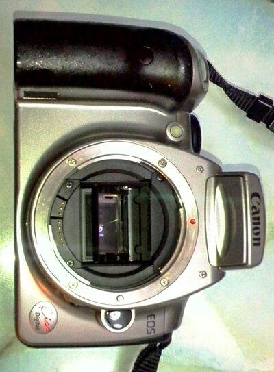 【中古】 Canon EOS Kiss デジタル・レンズキット(ブラック)[EF-S18-55mm F3.5-5.6 USMセット]