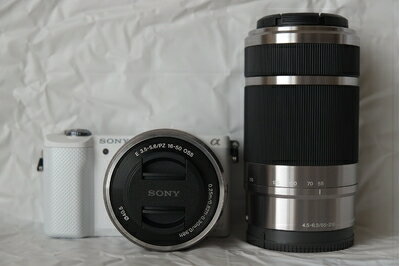 【中古】 SONY ミラーレス一眼 α5000 ダブルズームレンズキット ホワイト ILCE-5000Y-W