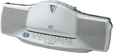 【お届け日について】お届け日の"指定なし"で、記載の最短日より早くお届けできる場合が多いです。お品物をなるべく早くお受け取りしたい場合は、お届け日を"指定なし"にてご注文ください。お届け日をご指定頂いた場合、ご注文後の変更はできかねます。【要注意事項】掲載されておりますお写真画像は全てイメージとなり、お送りするものを保証するものではございませんので、必ず下記事項を一読ください。【お品物お届けまでの流れについて】・ご注文：24時間365日受け付けております。・ご注文の確認と入金：入金*が完了いたしましたらお品物の手配をさせていただきます・お届け：商品ページにございます最短お届け日数±3日前後でのお届けとなります。*前払いやお支払いが遅れた場合は入金確認後配送手配となります、ご理解くださいますようお願いいたします。【中古品の不良対応について】・お品物に不具合がある場合、到着より7日間は返品交換対応*を承ります。初期不良がございましたら、購入履歴の「ショップへお問い合わせ」より不具合内容を添えてご連絡ください。*代替え品のご提案ができない場合ご返金となりますので、ご了承ください。・お品物販売前に動作確認をしておりますが、中古品という特性上配送時に問題が起こる可能性もございます。お手数おかけいたしますが、お品物ご到着後お早めにご確認をお願い申し上げます。【在庫切れ等について】弊社は他モールと併売を行っている兼ね合いで、在庫反映システムの処理が遅れてしまい在庫のない商品が販売中となっている場合がございます。完売していた場合はメールにてご連絡いただきますの絵、ご了承ください。【重要】・当社中古品は、製品を利用する上で問題のないものを取り扱っておりますので、ご安心して、ご購入いただければ幸いです。・商品の画像及びシリアルナンバーを弊社の方で控えておりますので、すり替え・模造品対策店舗として安心してお買い求めください。・中古品の特性上、外箱,取り扱い説明書,ドライバ用CD-ROM等は付属いたしません。ドライバ用CD-ROMが必要な製品の場合は、公式サイトよりダウンロードください。・商品名に【付属、特典、○○付き、ダウンロードコード】等の記載があっても中古品の場合は基本的にこれらは付属致しません。・当ストアでは取り付けサービスはございません。ご理解いただいた上でご購入いただければ幸いです。・リモコンが必要な商品の場合、互換性リモコンである場合がございます。動作は問題ございませんので、ご了承の上ご安心してお買い求めください。・その他付属品(接続ケーブル,バッテリー....etc)も、互換性品となる場合がございます。動作確認はきちんとしておりますので、ご了承の上ご安心してお買い求めください。下記はメーカーインフォになりますため、保証等の記載がある場合や、付属品詳細の記載がある場合がございますが、こちらの製品は中古品ですのでメーカー保証の対象外となり、付属品に関しましても、製品の機能として損なわない付属品（保存袋、ストラップ...ect）は基本的には付属いたしません。かならずご理解いただいた上で、ご購入ください。SONY CFD-E10TV SC J1 CFD (シルバー)