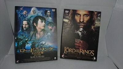 【お届け日について】お届け日の"指定なし"で、記載の最短日より早くお届けできる場合が多いです。お品物をなるべく早くお受け取りしたい場合は、お届け日を"指定なし"にてご注文ください。お届け日をご指定頂いた場合、ご注文後の変更はできかねます。【要注意事項】掲載されておりますお写真画像は全てイメージとなり、お送りするものを保証するものではございませんので、必ず下記事項を一読ください。【お品物お届けまでの流れについて】・ご注文：24時間365日受け付けております。・ご注文の確認と入金：入金*が完了いたしましたらお品物の手配をさせていただきます・お届け：商品ページにございます最短お届け日数±3日前後でのお届けとなります。*前払いやお支払いが遅れた場合は入金確認後配送手配となります、ご理解くださいますようお願いいたします。【中古品の不良対応について】・お品物に不具合がある場合、到着より7日間は返品交換対応*を承ります。初期不良がございましたら、購入履歴の「ショップへお問い合わせ」より不具合内容を添えてご連絡ください。*代替え品のご提案ができない場合ご返金となりますので、ご了承ください。・お品物販売前に動作確認をしておりますが、中古品という特性上配送時に問題が起こる可能性もございます。お手数おかけいたしますが、お品物ご到着後お早めにご確認をお願い申し上げます。【在庫切れ等について】弊社は他モールと併売を行っている兼ね合いで、在庫反映システムの処理が遅れてしまい在庫のない商品が販売中となっている場合がございます。完売していた場合はメールにてご連絡いただきますの絵、ご了承ください。【重要】・当社中古品は、製品を利用する上で問題のないものを取り扱っておりますので、ご安心して、ご購入いただければ幸いです。・商品の画像及びシリアルナンバーを弊社の方で控えておりますので、すり替え・模造品対策店舗として安心してお買い求めください。・中古品の特性上【破れ、パッケージの欠け,割れ、レンタル落ち、メモ書き】等がある場合がございます。・レンタル落ちの場合、タグ等が張り付いている場合がございますが、使用する上で問題があるものではございません。・商品名に【付属、特典、○○付き、ダウンロードコード】等の記載があっても中古品の場合は基本的にこれらは付属致しません。・DVD BOXは、カバーや特典,冊子等の不足、レンタル落ちのセットの場合がございます。ご了承の上ご購入ください。ご不安の場合は、必ずご購入前にお問い合わせください。下記はメーカーインフォになりますため、保証等の記載がある場合や、付属品詳細の記載がある場合がございますが、こちらの製品は中古品ですのでメーカー保証の対象外となり、付属品に関しましても、製品の機能として損なわない付属品（保存袋、ストラップ...ect）は基本的には付属いたしません。かならずご理解いただいた上で、ご購入ください。ロード・オブ・ザ・リング 王の帰還 コレクターズ・エディション [DVD]