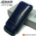 商品詳細 商品説明 【JEMAR シガーケース 2本用】 軽量で肌触りの良い、本牛革高級シガーケースです。 長さは蓋をスライドして可変するアジャスト式となっております。 使えば使うほど、手に馴染んでいく温かさ、経年変化を楽しめるのは本革特有とも言えます。 皮革産業との関わりが紀元前までさかのぼると言われるスペインの中でも、特に革細工が盛んなことで知られる南部アンダルシア地方の工房で作られています。 最高品質の牛革を材料に、熟練の職人がタモ材の木型を使い、コバ（革の切り口）の塗りと磨きも、職人が手作業でひとつひとつ丁寧に仕上げています。 葉巻2本用の使い勝手の良い作りで、永くご愛用頂ける逸品となっております。 大切なシガーを、万全なコンディションで持ち歩くための必須アイテムです。 葉巻好きな方へのプレゼントにもおすすめです。 サイズ 約138x幅64x厚み 32 mm 容量 2本(コロナ、ロブストサイズ) 素材 本牛革製 カラー スムースブルー 原産国 スペイン 付属品 専用箱 備考 この商品は天然の皮を使用しておりますので色むら、シミ、シワ、生前のキズなどがあります。これらは天然皮革の証であります。 また、1点1点が手作りですので、少量しか入荷ができない商品です。お早目にご検討ください。