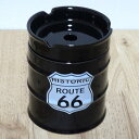 商品詳細 商品説明 【ドラム缶灰皿 Route66】 アメリカン雑貨の定番、ルート66のドラム缶型灰皿です！ ミリタリーなドラム缶が小さくなって灰皿として登場しました。 フロントにはアメリカン雑貨の定番、ルート66のロゴがデザインされています。 トップ部分は脱着式なので外してドラム缶内の吸殻を簡単に捨てることができ、陶器製なのでお手入れもカンタン♪ ペンスタンドや小物入れとしても使用可能です！ 愛煙者へのちょっとしたプレゼントにもいかがでしょうか。 サイズ H10.8cmφ8.9cm 素材 陶器製 備考 タバコとライターは付属しておりません。 お使いのディスプレイの設定によっては、 画面上の色と実物の色が若干異なる場合がございます。