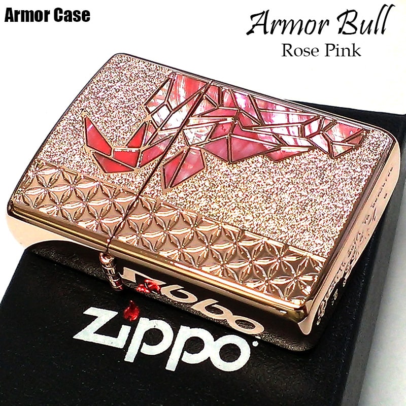 商品詳細 商品説明 【アーマー Bull ZIPPO】 珍しいBull(牡牛)の柄を彫刻しシェルを施し、両面にはとても緻密な彫刻柄を彫りデザインした美しく高級感あるZIPPOライターです。 非常に繊細な彫刻加工と、角度の変化で素晴らしい輝きを放つ天然貝のコンビネーションが素晴らしい逸品です。 アーマーとは従来のZIPPOより重厚で、金属の厚みがレギュラーモデルの1.5倍ございます。手にした瞬間にわかるその重量感は大変魅力的です。 また側面には、シリアルナンバー「***」の刻印が刻まれております。 （＊ナンバーのご指定はできかねます。ランダムでの出荷となりますことご了承下さい。） 牡牛は古代ギリシャ神話の一節では、神々の王ゼウスの化身として描かれています。 御守り代わりや、大切な方へのプレゼントやペアアイテムとしても非常におすすめです。 いかがでしょうか？ カラー ローズピンク 仕様 アーマー162ベース/両面加工/2面繊細エッチング彫刻/シェルインレイ/側面シリアルナンバー入り 付属品 ZIPPO社永久保証書/専用パッケージ 備考 シリアルナンバーの指定はできかねます。ご了承下さい。 シェルの模様は商品1つ1つ異なります。 こちらの商品は宅配便「全国送料無料」にてお届けいたします。永久保証書付きジッポー社ではライターの機能故障に対し、その状態、使用年数を問わず、これを無償にて修理いたします。（傷や凹み、装飾品の取付等は対象外となります。）