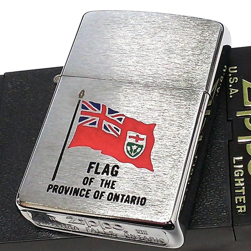 商品詳細 商品説明 【FLAG OF ONTARIO ZIPPO】 ZIPPO社カナダ工場で製造された1点物のZIPPOライターです。 今は製造されていない絶版品ですが、新品未使用品です。 ボトム＆インサイドユ二ットにはカナダ工場製特徴の「NIAGARA FALLS.ONTARIO」の刻印が刻まれています。 シルバーサテン仕上げの本体には、カナダ・オンタリオ州の州旗がかっこよくデザインされています。 1992年製でレトロな雰囲気感じるデザインは、現在製造されているZIPPOとは違う魅力があります。 パッケージも現在の物とは異なり、珍しいジッポライターです。 こちらは1点限りにつき、写真が現物となります。 また、売り切れ次第終了となります。 カナダ工場 米国ジッポー社カナダ工場（1949年8月操業ー2002年7月閉鎖）は カナダ　オンタリオ州　ナイアガラにあり、2002年に53年の歴史に幕を下ろしました。 主にカナダ国内向けにZIPPOを製造しており、カナダ工場製造ZIPPOの特徴は ボトム＆インサイドユ二ットにNIAGARA FALLS.ONTARIO の刻印があります。 2002年に閉鎖となり、今ではカナダ工場製希少なZIPPOライターとなりました。 カラー シルバー 仕様 レギュラーベース/シルバーサテーナ仕上げ ボトム刻印 NIAGARA FALLS.ONTARIO VIII ユニット刻印 NIAGARA FALLS.ONTARIO 02 付属品 ZIPPO社正規保証書/専用パッケージ 備考 未使用品ですが、保管品のため小傷等がある場合がございます。 ご了承の程お願い致します。 こちらは1点物につき、写真が現物となります。 売り切れ次第終了となります。 こちらの商品は宅配便「全国送料無料」にてお届けいたします。永久保証書付きジッポー社ではライターの機能故障に対し、その状態、使用年数を問わず、これを無償にて修理いたします。（傷や凹み、装飾品の取付等は対象外となります。）