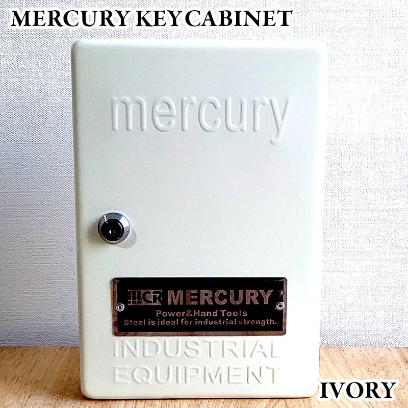 商品詳細 商品説明 「MERCURY キーキャビネット アイボリー」 スチール製のおしゃれなキーボックスです！ 表面にはマーキュリーのロゴがエンボス加工されています。 フックは全部で24個もあり、収納力抜群！ 鍵やキーホルダー等たくさん保管することができます。 裏面には壁掛け用のネジ穴があり、付属のネジで壁に設置することもできます。 かわいいデザインなのでインテリアにもおすすめ♪ 自宅や店舗、オフィスにもいかがでしょうか？ サイズ 約W17 x H25 x D6.5cm 重量 約1.18kg 素材 スチール 付属品 施錠用カギ2本・ネジ3本 備考 商品は新品未使用ですが、若干小傷、色剥げ、歪みなどある場合がございます。ご了承の程お願いいたします。 お使いのディスプレイの設定によっては、 画面上の色と実物の色が若干異なる場合がございます。