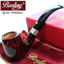 商品詳細 【Barling Pipes BJ BU 1822】 バーリングパイプならではのスターリングシルバーのライオンが輝く高級パイプです。 ボウルには天然木を使用しており、スムース仕上げの木目が上品な雰囲気ある仕上がり。 バーリングは全てのパイプのステムにスターリングシルバーのライオンの頭のマークをあしらっており、非常に高級感のある逸品です。 また、こちらのパイプは吸い口とボウルをつなぐ金具部分も純銀製となっております。 ベロアを使用した赤と黒のお洒落な専用のボックス付きで、プレゼントにも大変おすすめです。 -Barling Pipes- 銀細工師のベンジャミン バーリングがメシャムパイプを高品質の銀で飾りはじめ、B.バーリング アンド サンズ社（ロンドン）を1812年に設立。 バーリングは20世紀初頭に独自のブライヤーパイプを作り始め、その時代で最も称賛されるパイプメーカーの1つに成長しました。 その後1970年に工場は閉鎖されましたが、2020年KOPP社が復活させ、様々な仕上げのクラシックな形状でバーリングパイプの伝統を引継ぎました。 対応フィルター 9mm（フィルターは別売りとなります。） サイズ 約長さ145×高さ55×幅40mm ボウル内 約火皿径20×深さ45mm 重さ 約50g 材質 ブライヤー/エボナイト/スターリングシルバー ブランド バーリング 文字刻印 Barling BENJAMIN Ye Olde Wood 1822 付属品 専用BOX/保存袋 パッケージ、保存袋のデザインは変更になる場合がございます。 備考 天然木を使用しておりますので、1点1点木目や色合いが若干異なります。