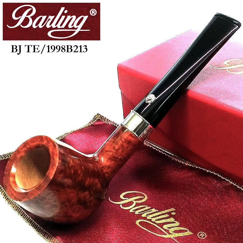 商品詳細 【Barling Pipes BJ TE】 バーリングパイプならではのスターリングシルバーのライオンが輝く高級パイプです。 ボウルには天然木を使用しており、スムース仕上げの木目が上品な雰囲気ある仕上がり。 バーリングは全てのパイプのステムにスターリングシルバーのライオンの頭のマークをあしらっており、非常に高級感のある逸品です。 また、こちらのパイプは吸い口とボウルをつなぐ金具部分も純銀製となっております。 ベロアを使用した赤と黒のお洒落な専用のボックス付きで、プレゼントにも大変おすすめです。 -Barling Pipes- 銀細工師のベンジャミン バーリングがメシャムパイプを高品質の銀で飾りはじめ、B.バーリング アンド サンズ社（ロンドン）を1812年に設立。 バーリングは20世紀初頭に独自のブライヤーパイプを作り始め、その時代で最も称賛されるパイプメーカーの1つに成長しました。 その後1970年に工場は閉鎖されましたが、2020年KOPP社が復活させ、様々な仕上げのクラシックな形状でバーリングパイプの伝統を引継ぎました。 対応フィルター 9mm（フィルターは別売りとなります。） サイズ 約長さ149×高さ46×幅40mm ボウル内 約火皿径20×深さ35mm 重さ 約50g 材質 ブライヤー/エボナイト/スターリングシルバー ブランド バーリング 文字刻印 Barling BENJAMIN The Very Finest 1812 付属品 専用BOX/保存袋 パッケージ、保存袋のデザインは変更になる場合がございます。 備考 天然木を使用しておりますので、1点1点木目や色合いが若干異なります。