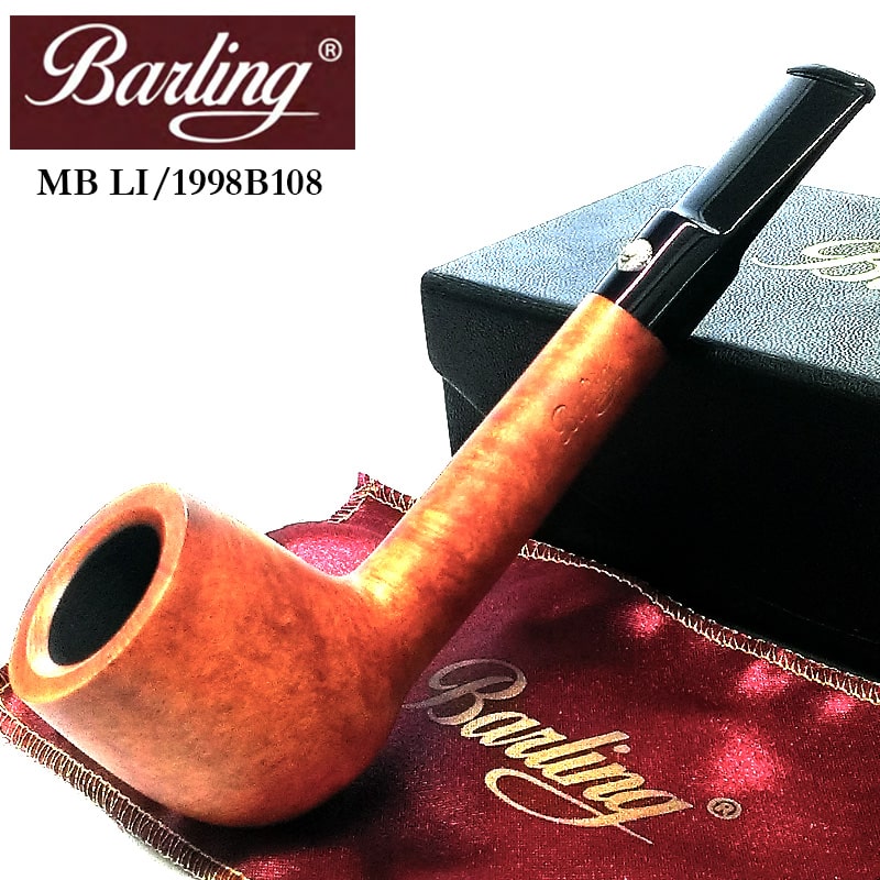 商品詳細 【Barling Pipes MB LI 1814】 バーリングパイプならではのスターリングシルバーのライオンが輝く高級パイプです。 ボウルには天然木を使用しており、スムース仕上げでブラウンの美しい木目が惹き立てられています。 バーリングは全てのパイプのステムにスターリングシルバーのライオンの頭のマークをあしらっており、非常に高級感のある逸品です。 ベロアを使用したお洒落な専用のボックス付きで、プレゼントにも大変おすすめです。 -Barling Pipes- 銀細工師のベンジャミン バーリングがメシャムパイプを高品質の銀で飾りはじめ、B.バーリング アンド サンズ社（ロンドン）を1812年に設立。 バーリングは20世紀初頭に独自のブライヤーパイプを作り始め、その時代で最も称賛されるパイプメーカーの1つに成長しました。 その後1970年に工場は閉鎖されましたが、2020年KOPP社が復活させ、様々な仕上げのクラシックな形状でバーリングパイプの伝統を引継ぎました。 対応フィルター 9mm（フィルターは別売りとなります。） サイズ 約長さ143×高さ46×幅40mm ボウル内 約火皿径20×深さ35mm 重さ 約49g 材質 ブライヤー/エボナイト/スターリングシルバー ブランド バーリング 文字刻印 Barling MARYLEBONE The Very FInest 1814 付属品 専用BOX/保存袋 パッケージ、保存袋のデザインは変更になる場合がございます。 備考 天然木を使用しておりますので、1点1点木目や色合いが若干異なります。