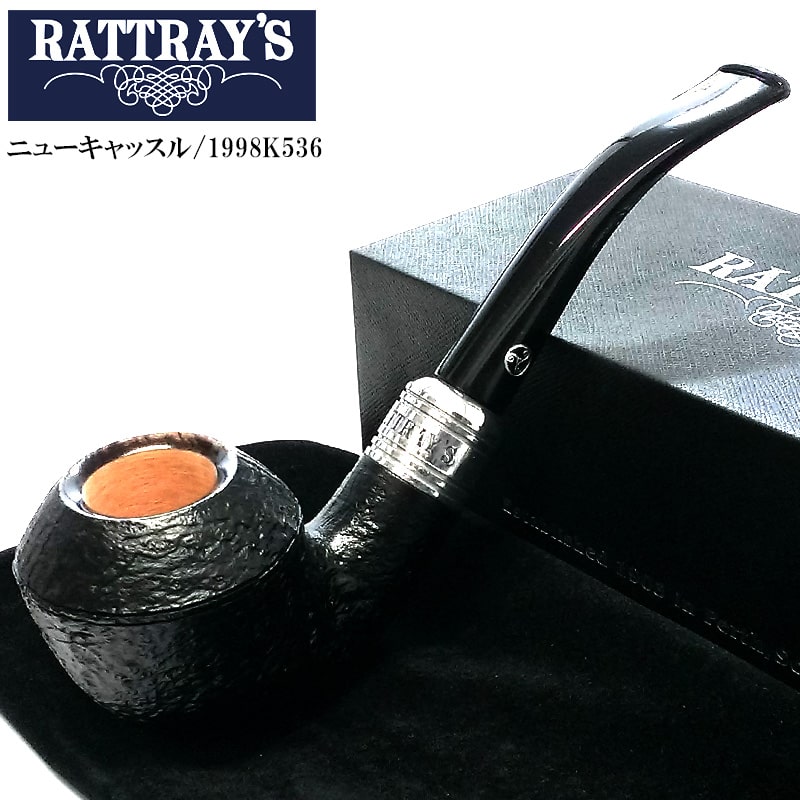 商品詳細 商品説明 【RATTRAY’S ニューキャッスル パイプ】 スコットランド、ラットレーの喫煙パイプです。 シャンクエンドに真鍮のバンドを大きくあしらい、ブラックとシルバーのコントラストが美しい重厚感溢れるシックなデザインです。 ボールには天然木を使用しており、サンドブラスト仕上げによって立体的な木目が表現され、落ち着いた大人な雰囲気を醸し出します。 -RATTRAY'S- ラットレーパイプは、クラッシックなスタイルからモダンなスタイルと様々あり、シェイプは70種類以上に及ぶ。全てのサイズのボウルに様々な仕上げが施され、多様なリング、メシャムパイプ、ハンドメイドパイプなどの展開をしている。現在、35カ国に輸出するまでに至った。 高級感があり、プレゼントにも非常におすすめです。 対応フィルター 9mm サイズ 約長さ160mmx高さ50mmx幅40mm ボウル内 約内径：φ20mmx深さ40mm 重さ 約65g 材質 本体：ブライヤー 吸い口：アクリル ブランド ラットレー 文字刻印 RATTRAY’S Newcastle　178 付属品 専用BOX/保存袋 パッケージ、保存袋のデザインは変更になる場合がございます。 備考 天然木を使用しておりますので、1点1点木目や色合いが若干異なります。